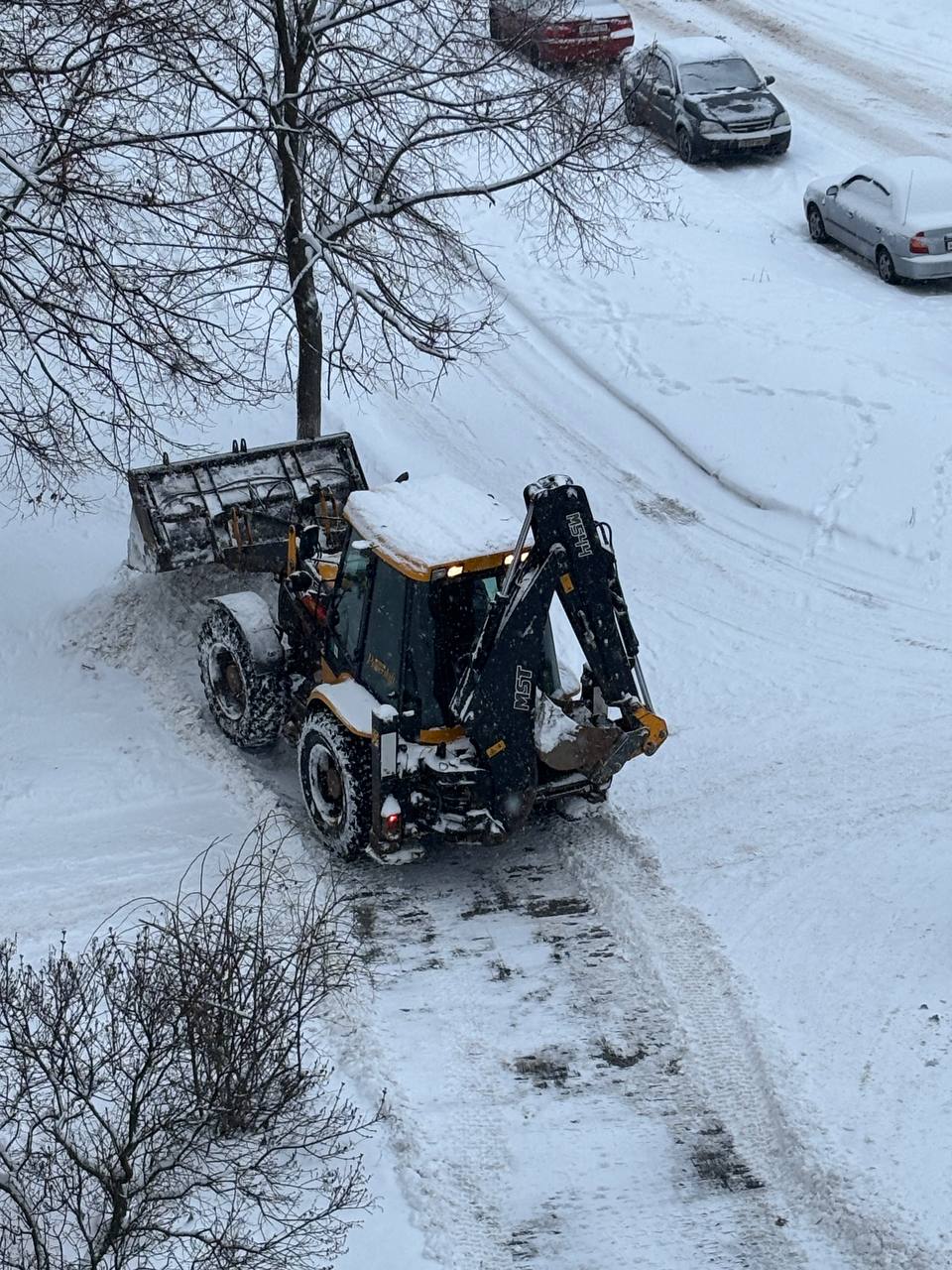 Хинштейн жёстко раскритиковал мэра Курска за неудовлетворительную уборку снега Губернатор Курской области Александр Хинштейн подверг резкой критике работу городских властей из за плохой уборки снега и наледи Основные претензии были адресованы мэру города Евгений Маслов Заседание впервые после дорожно транспортного происшествия глава региона провёл по видеосвязи из дома Одной из центральных тем обсуждения стала ситуация с расчисткой улиц которую губернатор охарактеризовал как печальный тренд Докладывая о положении дел глава Курска признал наличие проблем и отметил что городские власти стараются исправлять ситуацию регулярно проводят встречи с подрядчиками и работают с поступающими жалобами жителей Однако такой ответ губернатора не устроил Он заявил что подобные объяснения выглядят как признание управленческой беспомощности По данным мониторинга ЦУРа более чем на ста улицах Курска тротуары остаются непроходимыми а некоторые из них не очищались от снега с начала зимы Александр Хинштейн потребовал от мэра перейти к конкретным действиям подчеркнув что ручной контроль каждой улицы невозможен и необходим пересмотр подходов к работе с подрядными организациями При этом он отметил что снегопады и зима в целом не являются неожиданностью и выразил недоумение тем что регион и город оказались к ним не готовы Курская Telega Прислать новость