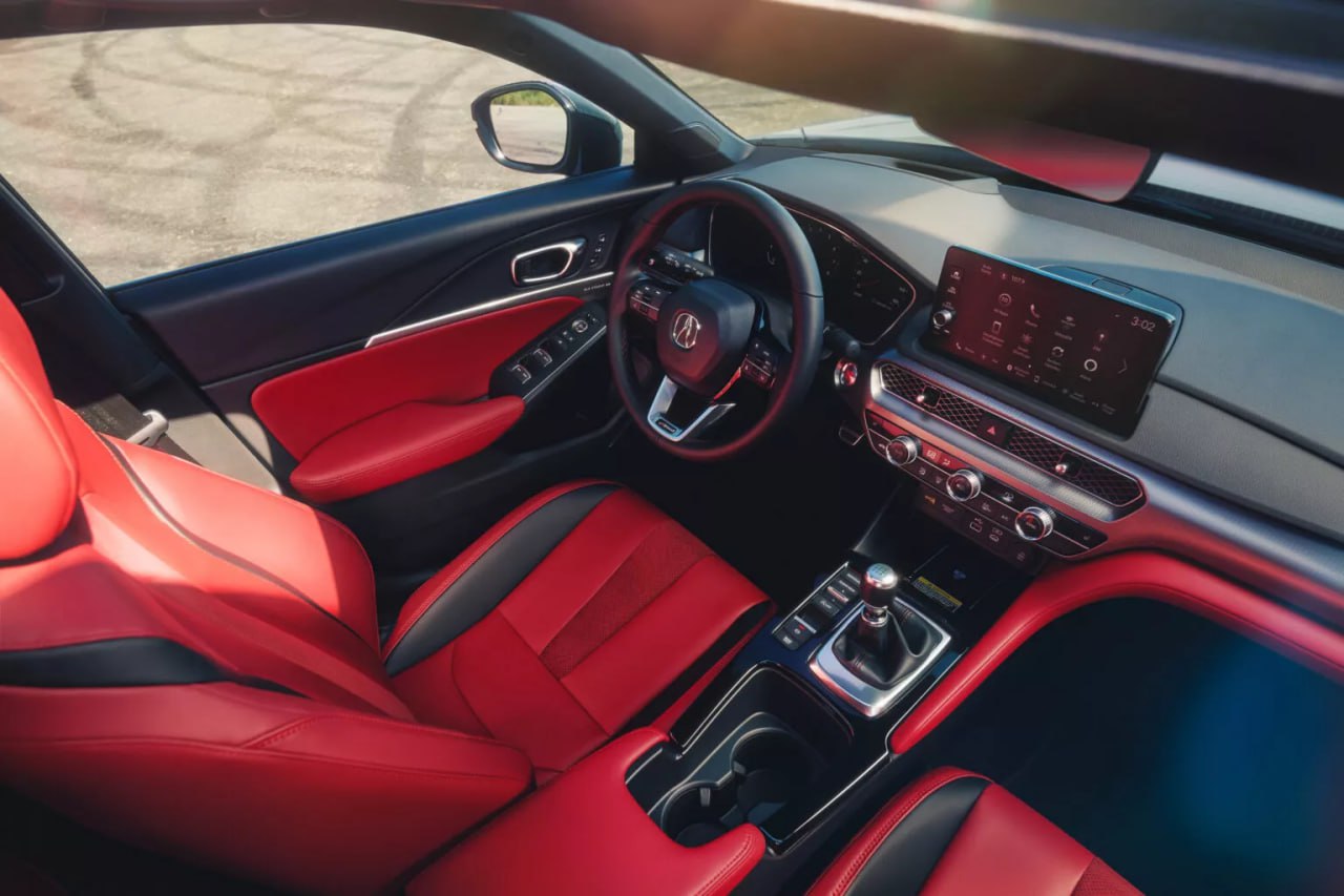 Acura представила обновлённый лифтбек Integra Название Integra заново появилось в модельной линейке Acura в 2022 году, а сейчас компания несколько усовершенствовала пятидверку. Серьёзных изменений по части дизайна и техники не произошло, но заметно улучшен набор базового оборудования. К примеру, по умолчанию обновлённая Acura Integra будет оснащаться медиасистемой с 9-дюймовым дисплеем вместо прежнего экрана на 7 дюймов и беспроводными протоколами Apple CarPlay и Android Auto. Кроме того, система получила более производительный процессор. Также в стандартное оснащение вошла беспроводная зарядка для гаджетов. У «подогретой» версии A-Spec появились усовершенствованная подсветка салона и новые варианты отделки. Как и ранее, лифтбек будет оснащаться полуторалитровым турбомотором на 203 л.с. с вариатором либо механической коробкой с дифференциалом повышенного трения. Ожидается, что цена на пятидверку 2026 модельного года несколько вырастет по сравнению с нынешними 33 тысячами долларов.
