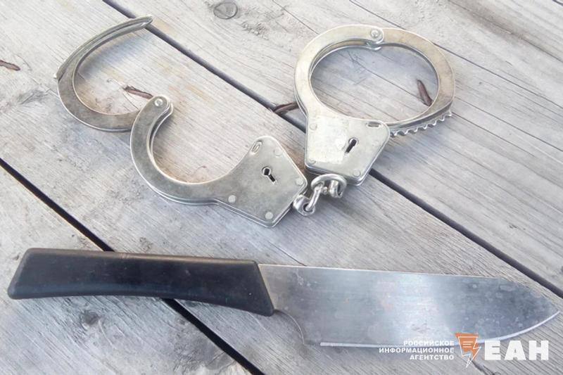 Устроивший резню екатеринбуржец признал вину в убийстве кассира В ночь на 10 ноября пьяный Ярослав пришел в гости к коллегам на улицу Бородина где праздновали день рождения Мужчина признался что обезумел после того как выпил пива Об этом сообщает КП Екатеринбург Ярослав помнит отрывками Говорит что ему пиво категорически нельзя было пить Вину в содеянном он признал и уже дал показания отметил собеседник КП Екатеринбург По предварительной версии конфликт с другим гостем Олегом спровоцировал его агрессию но злость он выместил на Ольге нанеся ей около 10 ножевых ударов в грудь EanNews