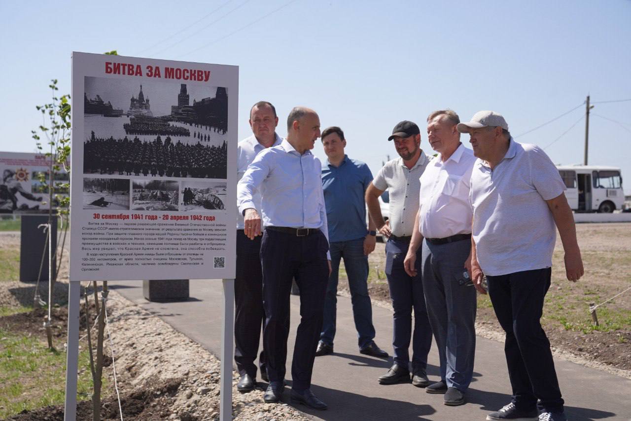 В станице Юго-Северной открыли парк в честь 80-летия Победы в Великой Отечественной войне Парк создан по инициативе и на средства Героя Труда Кубани, председателя совета директоров АО «Родник» Николая Васильевича Тимошенко. В начале мая коллектив предприятия и жители станицы высадили саженцы лип. Чуть позже провели благоустройство – установили малые архитектурные формы. В новом парке разместили стенды с фотографиями и информацией о ключевых событиях Великой Отечественной. По QR – коду можно перейти на сайт 80 Победа, где подробно описаны основные вехи войны. Парк станет не только общественным пространством для отдыха, но и центром патриотического воспитания.