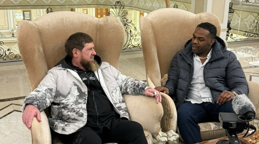 Адам Кадыров отметил 18 летие с чемпионом UFC Джоном Джонсом вместо службы в армии Сын главы Чечни Адам Кадыров отметил 18 летие с бывшим чемпионом UFC Джоном Джонсом передает ArbatMedia Известный американский боец прибыл в Грозный специально по случаю совершеннолетия Адама Кадырова Гостю устроили насыщенную программу его сопровождал кортеж угощали национальными блюдами провели экскурсию и дали возможность пострелять на полигоне Росгвардии Также Джон Джонс сделал множество совместных фотографий с именинником и участниками мероприятия Празднование вызвало широкий общественный резонанс особенно на фоне продолжающегося финансового давления на население В социальных сетях пользователи обсуждают за чей счёт был организован визит бойца предполагая что расходы могли быть покрыты из бюджета региона При этом официальных комментариев от властей по поводу финансирования поездки не поступало Прислать новость