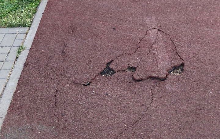 Новая велодорожка возле Ленинградского моста в Омске начала разрушаться Новая велодорожка на развязке у Ленинградского моста начала разрушаться. Фотографии поврежденного покрытия появились в соцсетях. Непосредственно развязку и сам мост с 2022 по 2024 годы ремонтировала компания «Стройтраст». Ленинградский мост вновь открыли 12 июня 2024 года, а уже в декабре на опорах облупилась краска. Сейчас тот же подрядчик ремонтирует мост имени 60-летия ВЛКСМ у Телецентра. На проведение работ выделено 2,7 млрд рублей. Ленинградский мост обошелся в 2,2 млрд.