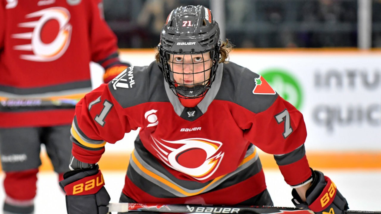 Фануза Кадирова стала первой россиянкой забросившей шайбу в матче Профессиональной женской хоккейной лиги Форвард Оттавы отличилась на 2 й минуте матча с Торонто 1 3 Результативная передача у ещё одной россиянки Анны Шохиной Для обеих это первые очки в PWHL В июне Оттава на драфте выбрала Шохину под 13 м номером Кадирову под 45 м В России они вместе выступали за Динамо Нева news matchtv Troy Parla Getty Images