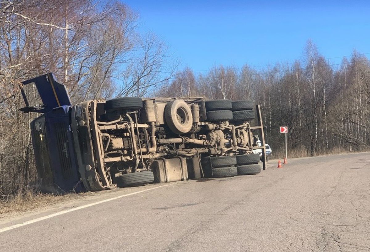 Во Владимирской области на автодороге перевернулся большегруз    Во Владимирской области на бок перевернулась фура. Об этом сообщают очевидцы в паблике «Автолюбители г.Гусь-Хрустальный».  ↗  Прислать новость   Подписаться