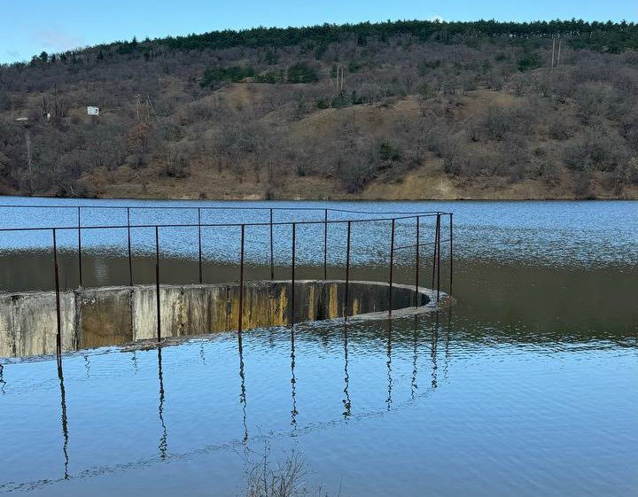 Запасы воды в крымских водохранилищах рассчитаны на 4 месяца Существующих запасов воды в водохранилищах Республики Крым при текущем уровне потребления достаточно для стабильного водоснабжения на 4 месяца Об этом сообщили ТАСС в Государственном комитете по водному хозяйству и мелиорации региона В Республике Крым при текущем среднесуточном потреблении всех поверхностных вод в объеме около 380 тыс куб м имеющихся запасов воды в водохранилищах достаточно для обеспечения водоснабжения населения и объектов экономики региона примерно на 110 120 суток не учитывая будущих притоков воды в водохранилища уточнили в ведомстве Южная служба новостей