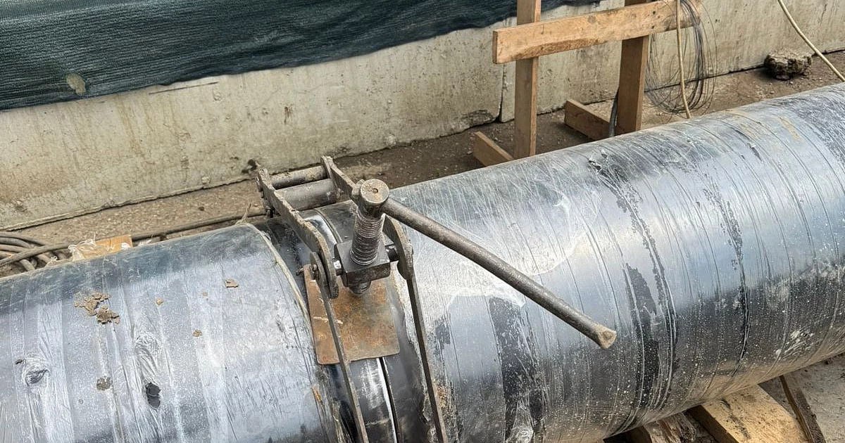 «Краснодаргоргаз» начал реконструкцию газопровода на ул. Дзержинского «Краснодаргоргаз» объявили о начале работ по переносу газопровода высокого давления на участке улицы Дзержинского, от улицы Грибоедова до улицы Нахимова. Эта реконструкция связана со строительством подземного пешеходного перехода. Работы проводятся в два. На первом этапе специалисты проложат новый обводной газопровод высокого давления, что позволит подготовить инфраструктуру к дальнейшим работам. После завершения строительства подземного перехода планируется второй этап — переключение газовых сетей на обновленные линии. Все этапы реконструкции планируют выполнить без отключения газоснабжения потребителей. АО "Краснодаргоргаз" /фото/видео для публикации или заказать рекламу: «Утренний Юг»
