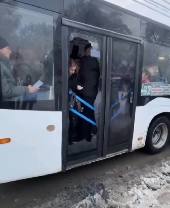 Поваленные деревья, травмированные люди: дойдёт ли ростовский снежный коллапс до Кубани В Краснодаре тоже уже прошёл снег  В Ростовской области за ночь выпала треть от месячной нормы осадков. Можно было бы сказать, что в соседнем с Кубанью регионе сейчас настоящая зимняя сказка, если бы ситуацию не омрачили серьёзные последствия снегопада. Поломанные заборы, ветки, падающие на людей, большое количество вызовов скорой, мучительные пробки и перебои электричества.  Врио губернатора сообщил, что для ликвидации всех последствий снегопада нужно ещё время. Сотни дворников и машин очищают Ростов-на-Дону от снега. Часть общественного транспорта не работает из-за упавших деревьев. Всего упало 41 дерево.  Пробки в Ростове достигли 8 баллов. Транспорт буксовал на нерасчищенной дороге, люди на остановках собрались в огромные очереди. В Сети ростовчане жаловались, что коммунальные службы не справляются.  Из-за толпы, набившейся в салон транспорта, в одном из автобусов в двери даже лопнуло стекло...  ПОДРОБНЕЕ на сайте ЖК