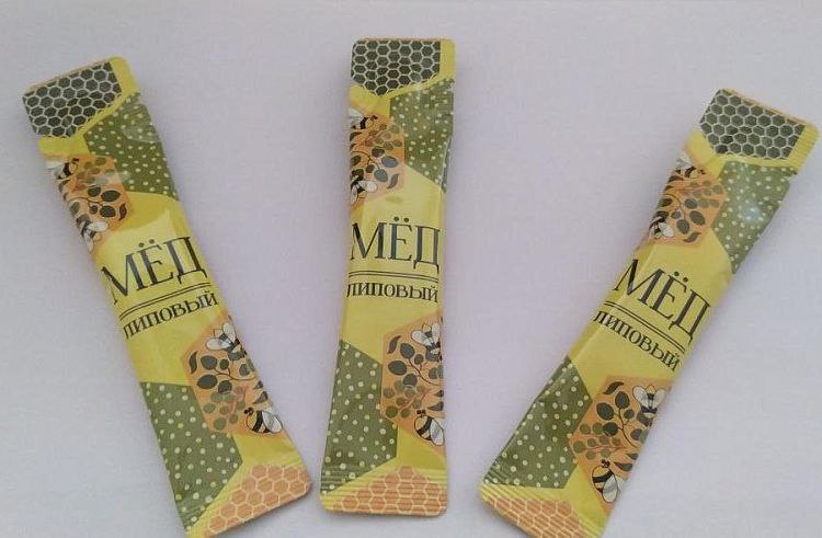 В Приморье школьные завтраки становятся слаще в посёлке Анучино запустили массовое производство фасованного мёда в стиках Собранный в Приморье таёжный и липовый мёд постепенно превращается в стандартную позицию для организованного питания детей в школ и колледжей края Проект реализует кооператив Медовое Приморье который при поддержке краевого минсельхоза установил линию по розливу мёда в индивидуальные упаковки весом около 12 граммов Формат удобен для пищеблоков и понятен детям стики легко выдавать вместе с чаем или кашей просто учитывать и хранить Инициатива вписывается в курс региональных властей на поддержку местных фермеров и расширение рациона школьников за счёт приморских продуктов Параллельно через фестивали продвигается имидж приморского мёда как экологически чистого и экспортно перспективного товара который уже находит покупателей в Китае и Японии Приморье