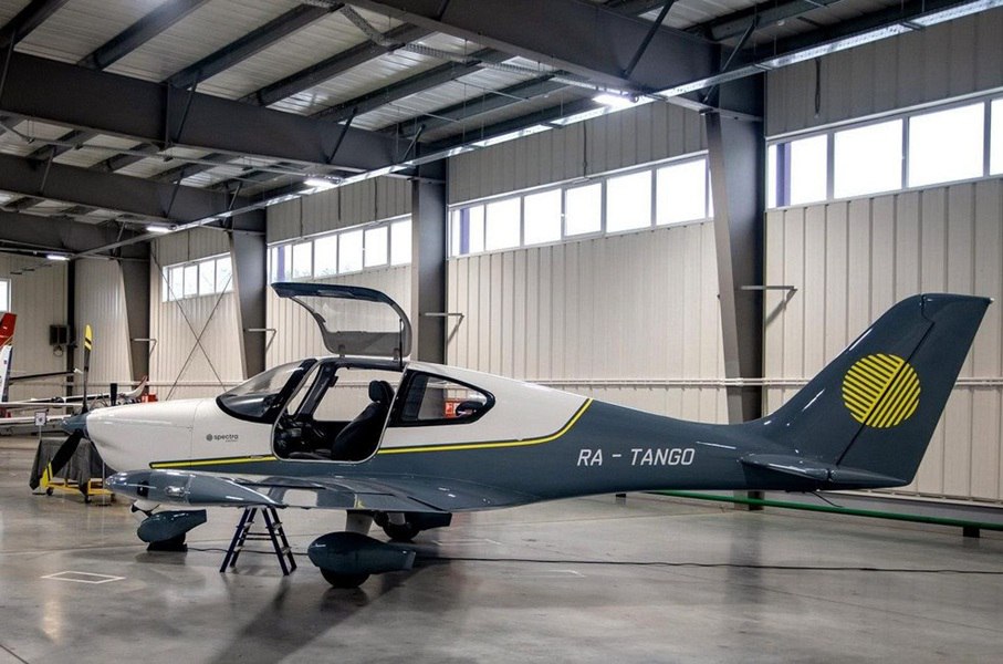 Обновленный самолет Tango поднялся в воздух над Новосибирском Компания Spectra Aircraft входит в S7 Group и СибНИА им С А Чаплыгина СибНИА провели первые летные испытания обновленной модификации легкомоторного самолета Tango Они прошли на базе института Продолжительность полета составила 10 минут Специалисты проверили работоспособность систем управляемость и летные характеристики Подробнее читайте по ссылке     INFOPRO54 Фото из телеграм канала Семена Лапицкого Фото пресс центр мэрии Бердска