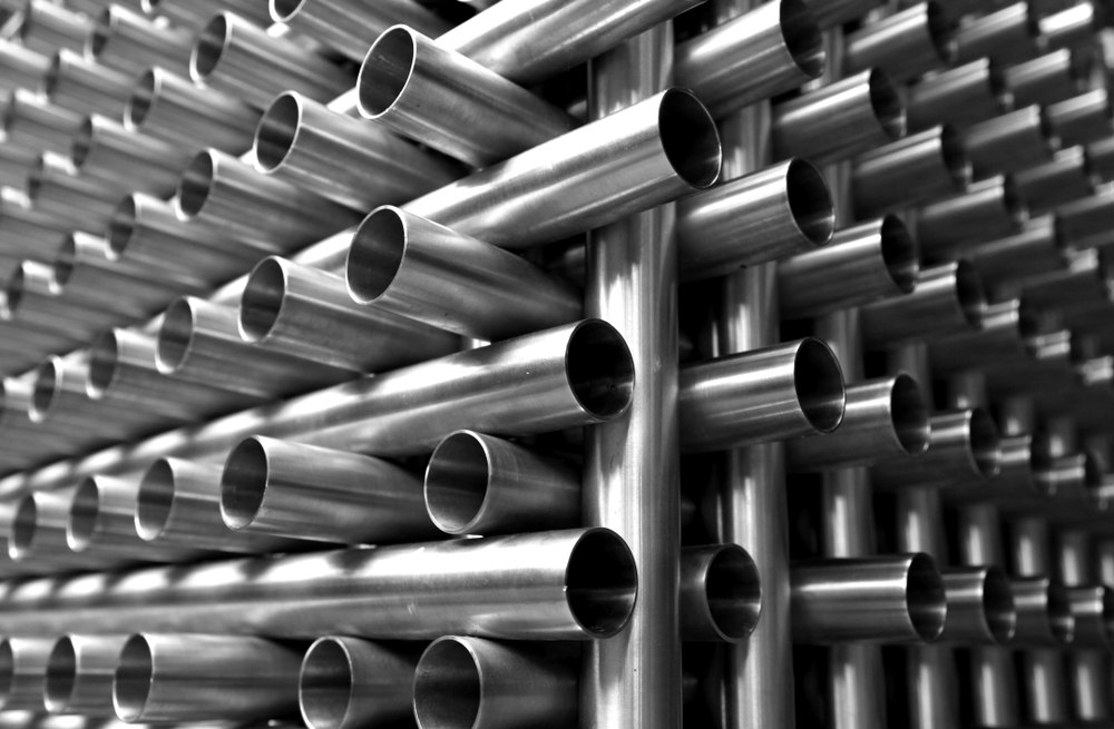 Российский алюминий захватывает Южную Корею рекорд января Сеул продолжает перекраивать логистические маршруты в обход традиционных западных поставщиков В январе импорт необработанного алюминия из России достиг исторического максимума для этого месяца 114 9 миллиона долларов Прирост в годовом выражении скромный всего 4 но Россия впервые стала крупнейшим поставщиком на южнокорейский рынок с долей 25 7 опередив Австралию и Индию Южнокорейская металлургия и автопром испытывают постоянный дефицит первичного алюминия а санкционные ограничения против российских металлургов остаются избирательными под запретом пока только биржевой трейдинг и некоторые потребительские товары Прямые контракты между производителями работают в прежнем режиме и российские алюминиевые гиганты активно используют это окно возможностей для перенаправления потоков с европейского на азиатское направление Для Русала и других игроков корейский рынок критически важен Страна третий по величине импортёр алюминия в мире после США и Германии при этом собственное производство ограничено Конкуренция с австралийскими и индийскими поставщиками традиционно жёсткая но российский металл выигрывает за счёт логистики через Восточный полигон и ценовой гибкости при долгосрочных контрактах Однако если Вашингтон расширит вторичные санкции или давление на союзников Сеулу придётся балансировать между безопасностью поставок и политическими рисками Пока же российский алюминий укрепляет позиции в ключевом азиатском хабе