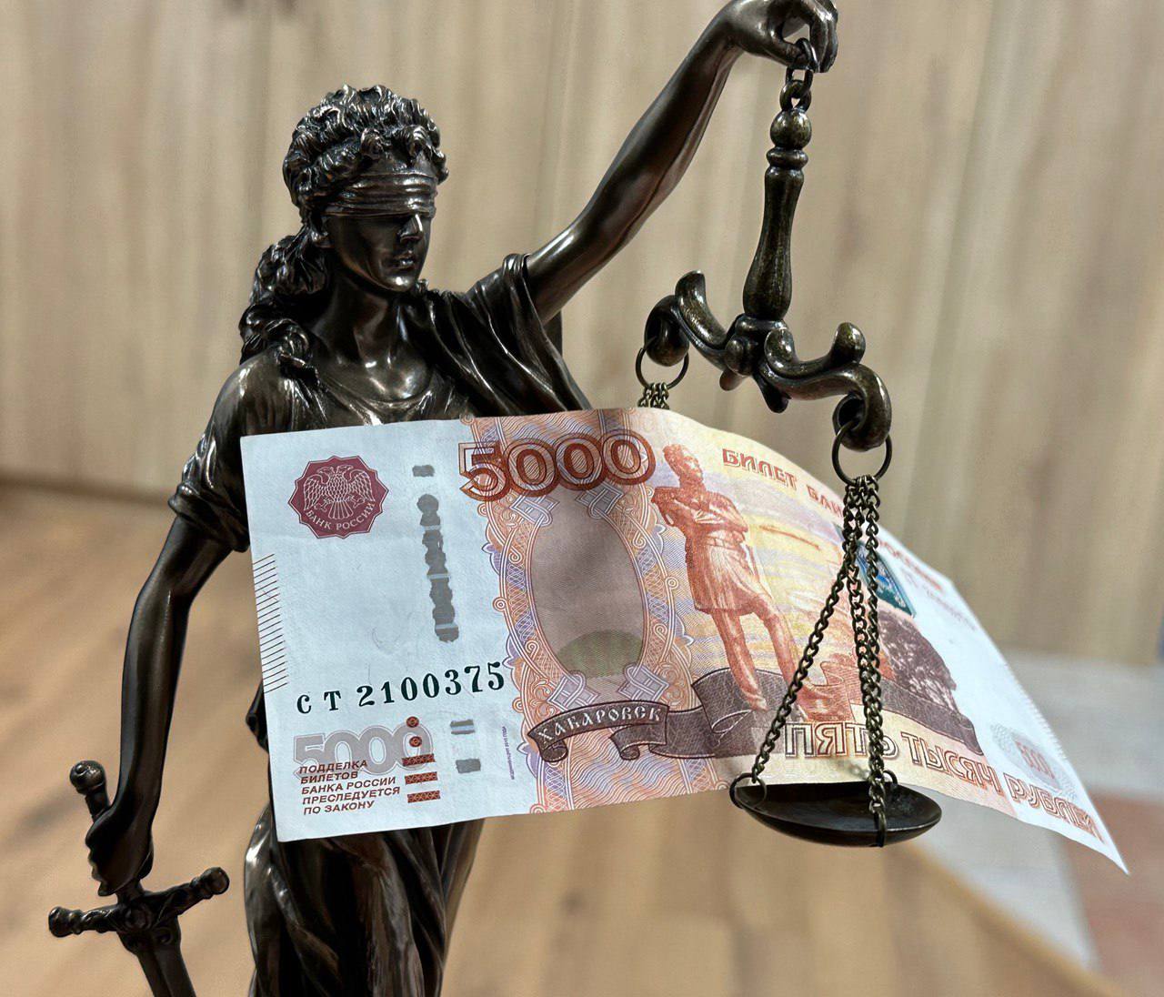 Мэрия Москвы взыскала с бывшей первой леди Приморья Ларисы Белобровой во Фрунзенском районном суде Владивостока 732 тысячи рублей за аренду земли в столице Договор о выдаче земли был подписан ещё в 2017 году, но с 2018 по 2020 год аренда земли не оплачивалась 13 мая 2025 года судьёй Александрой Шамловой во Фрунзенском районном суде Владивостока было рассмотрено гражданское дело с довольно знаковой фигурой приморского истеблишмента — Ларисой Белобровой — актрисой, предпринимателем и супругой бывшего губернатора Приморья Сергея Дарькина, сообщает ОПС-медиа. В качестве истца по делу выступил «земельный» департамент мэрии города Москвы, а в качестве ответчика — Лариса Белоброва. Стороны в судебный процесс не явились — чиновники московской мэрии просили рассмотреть дело без них, самой Ларисы Дмитриевны или её представителя в суде тоже не было. Как следует из искового заявления, озвученного в открытом судебном заседании, в 2017 году Ларисой Белобровой был заключен договор с мэрией Москвы о том, что ей в аренду выдаётся участок земли под гостиницу. Однако, с 2018 по 2020 год аренда земли не оплачивалась. Мэрия Москвы направляла письма в адрес Ларисы Белобровой по месту прописки во Владивостоке, однако, почтовые отправления возвращались, как неполученные. В итоге мэрия столицы обратилась в суд. Мэрия Москвы просит взыскать с Ларисы Белобровой 660 тысяч рублей задолженности по арендным платежам, и ещё 72 тысячи рублей — пени за просрочку оплаты. Итого — 732 тысячи рублей. Судебное заседание, ранее назначенное на 29 апреля 2025 года, не состоялось из-за неявки сторон в процесс, в связи с чем в сегодняшнем заседании судья Александра Шамлова вынесла решение об удовлетворении исковых требований мэрии Москвы. У Ларисы Белобровой есть месяц на то, чтобы обжаловать заочное решение Фрунзенского районного суда Владивостока. В сегодняшнем заседании присутствовали только судья, секретарь судебного заседания и журналист.