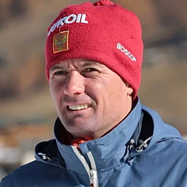 Старший тренер сборной России Егор Сорин рассказал о планах своей группы на остаток лета.  - Задачи перед спортсменами стоят простые - вспомнить, что такое соревновательная практика летом. Лучше, чем Чемпионат России, для этих целей ничего не найти. Мы всегда в это время проводим контрольные старты или участвуем в каких-то соревнованиях, а в этом году календарь чемпионата хорошо совпал с нашим тренировочным календарем.  Безусловно, мы надеемся и уверены, что в Казани будет много болельщиков, и это придаст хороший настрой спортсменам, и они смогу хорошо проработаться на этих стартах.   После этого мы проведем сбор в Италии. Сейчас билеты уже заказаны, визы почти все уже получили, а кому-то еще доделывают. Уверен, что все получится, и мы сможем провести полноценный и продуктивный сбор, - сказал Сорин.  Чемпионат России по лыжероллерам в Казани пройдет с 29 июля по 3 августа.