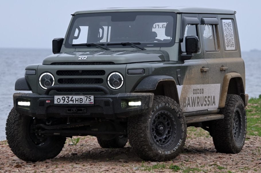 Дизельный BAW 212 на российском рынке смогли сделать на 800 тысяч рублей дешевле благодаря дефорсировке двигателя сообщает РГ Таким образом цена опустилась с 4 399 000 рублей до 3 595 000 рублей Мощность мотора при этом снизилась со 170 до 156 л с что позволяет уложиться в новые правила утилизационного сбора при которых действуют повышенные коэффициенты на модели мощностью от 160 л с При этом остальные параметры BAW 212 остались нетронутыми А старую отдачу силового агрегата потенциально можно вернуть путем перепрошивки baw chinamashina news