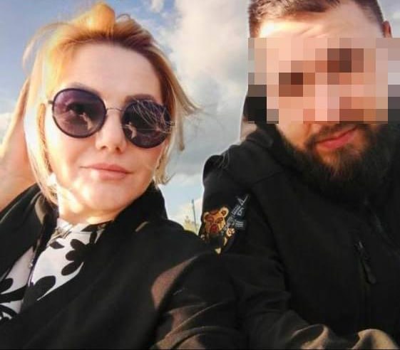 Мать бойца СВО обвинила вдову в браке по расчету Алла мать погибшего военнослужащего Эдуарда утверждает что его супруга Инга вышла за него замуж ради денег и имущества По ее словам Инга вновь вступила в брак спустя три месяца после гибели первого мужа на СВО В феврале 2024 года погиб Эдуард и его мать несколько месяцев добивалась возвращения тела Похороны прошли лишь в 2025 м Когда Алла занялась наследством оказалось что автомобиль сына уже переоформили на Ингу а выплаты за службу около пяти миллионов рублей исчезли Женщина не выходит на связь и мать погибшего уверена брак был фиктивным Радио 1 MAX Прислать новость