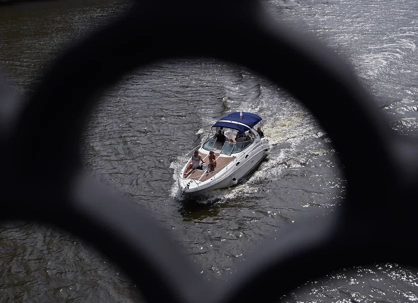 Автоматические штрафы спускают на воду Москву наделяют полномочиями регулировать движение судов и штрафовать их с камер Столичные власти получат право самостоятельно регулировать движение речных судов и штрафовать нарушителей в акватории Москвы реки с помощью автоматических камер работающих по аналогии с комплексами фиксации нарушений ПДД Коммерсант ознакомился с текстом поправок к Кодексу внутренних водных перевозок РФ и другими нормативными актами разработанными Минтрансом РФ и одобренными 24 ноября правительственной комиссией по законодательной деятельности Предлагается наделить столичные власти правом диспетчерского регулирования движения сейчас этим занимается Росморречфлот в том числе полномочиями по согласованию маршрутов судов и расписания водных пассажирских перевозок Этот же документ разрешит правительству Москва поднимать затонувшие суда и вводить дополнительные экологические ограничения для судовладельцев PROtransport