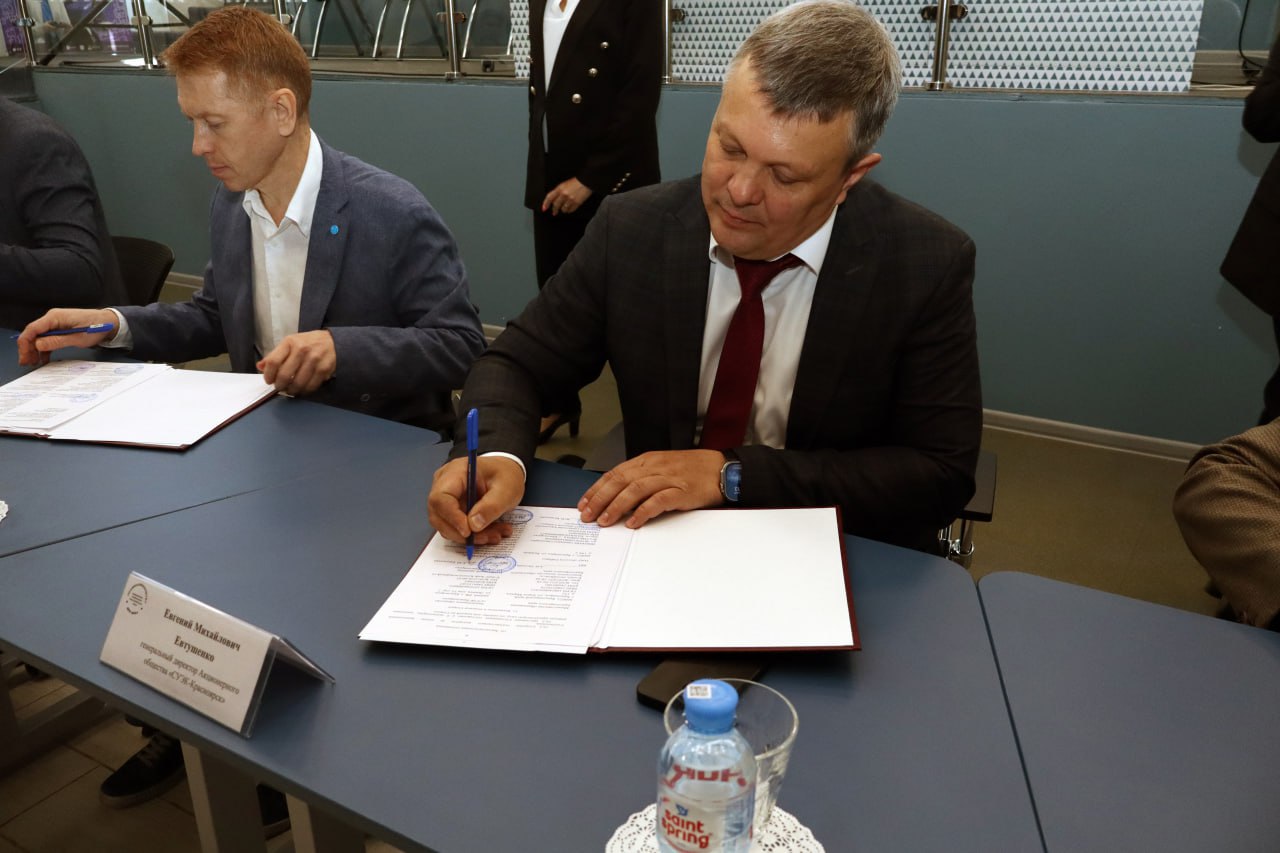 СУЭК-Красноярск стал партнером проекта «Профессионалитет для всех» Генеральный директор компании Евгений Евтушенко подписал соглашение о совместной деятельности, направленной на создание и развитие образовательно-производственного кластера «ЭнергоСтарт». «Имея положительный опыт участия в федеральном проекте «Профессионалитет», мы приняли решение о включении Компании в региональную программу. На протяжении многих лет мы тесно сотрудничаем с Техникумом горных разработок имени В.П. Астафьева, выпускники которого работают на предприятиях СУЭК-Красноярск в Бородино. Сегодня подписано соглашение о сотрудничествев том числе с Назаровским Энергостроительным техникумом, на базе которого с нашей поддержкой планируется открыть новые направления – обучение по специальности «Горное дело» и «Машинист экскаватора ЭКГ». Это позволит абитуриентам расширить выбор будущих профессий, а нам получить квалифицированных специалистов для предприятий в западной части края – Назаровского и Березовского разрезов», — отметил Евгений Евтушенко. Назаровский разрез на прошлой неделе также присоединился к проекту «Профессионалитет для всех». Горняки в сотрудничестве с Назаровским аграрным техникумом имени А.Ф. Вепрева подписали соглашение о создании образовательно-производственного кластера «Промышленный инжиниринг» для того, чтобы восполнить недокомплект по профессиям бульдозериста и машиниста гидравлического экскаватора на угледобывающем предприятии. Напомним, региональный проект «Профессионалитет для всех» краевой госпрограммы «Развитие образования» запустили в этом году по поручению губернатора Михаила Котюкова. Он направлен на повышение качества профессионального образования, обеспечение квалифицированными кадрами и подготовку будущих профессионалов, востребованных на рынке труда. Участниками проекта становятся потенциальные работодатели, готовые инвестировать в развитие среднего профессионального образования и обеспечивать базу для отработки практических навыков студентов. Реализация новых образовательных программ начнется с сентября. Фото: СУЭК-Красноярск