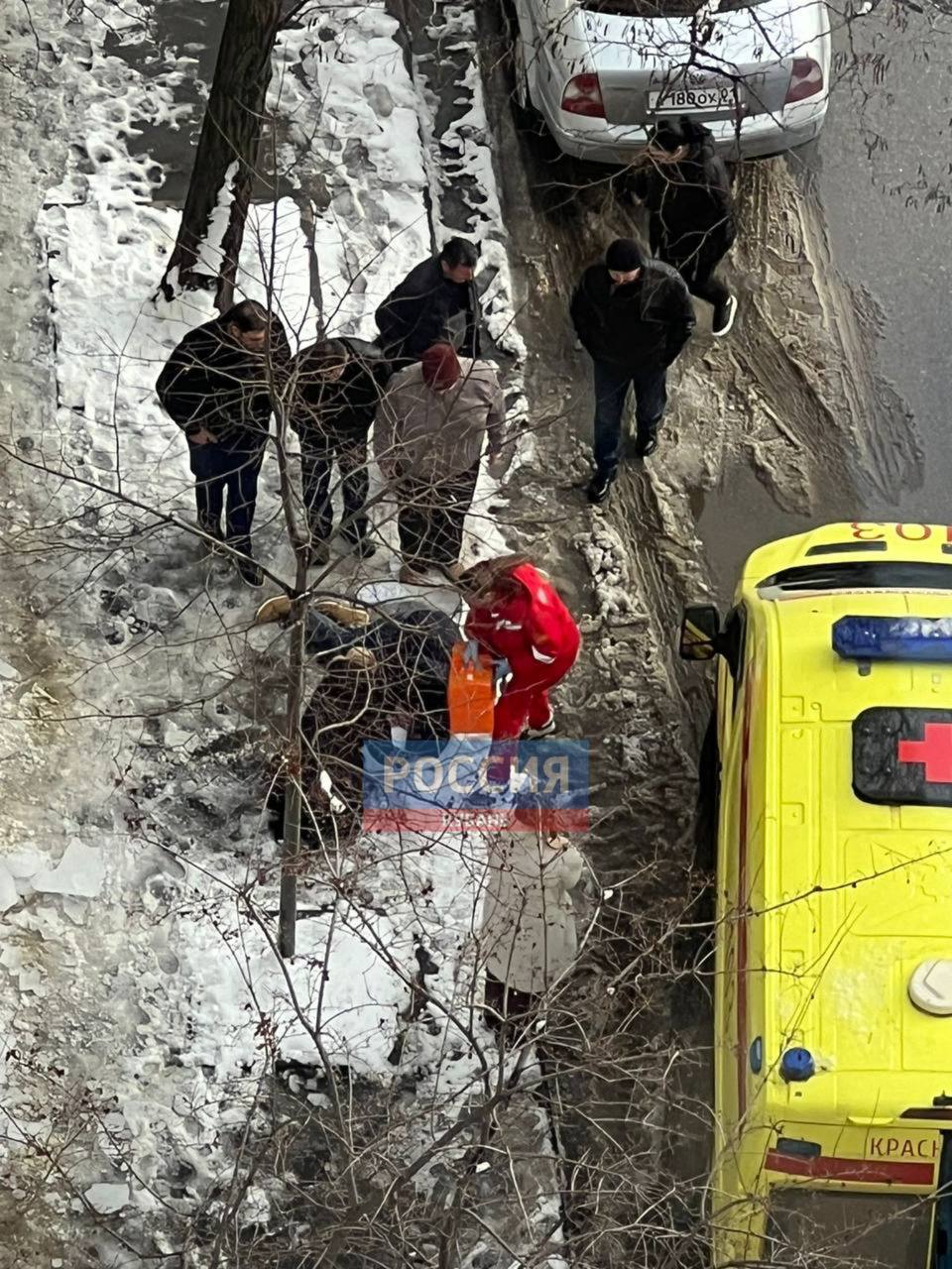 Сосулька упала на пешехода в Краснодаре ЧП произошло на улице Комсомольской 40 летнего пострадавшего увезли медики в Краевую клиническую больницу 1 сообщили в прокуратуре Предварительно у мужчины ушиб головного мозга   Быть в курсе Мы в MAX