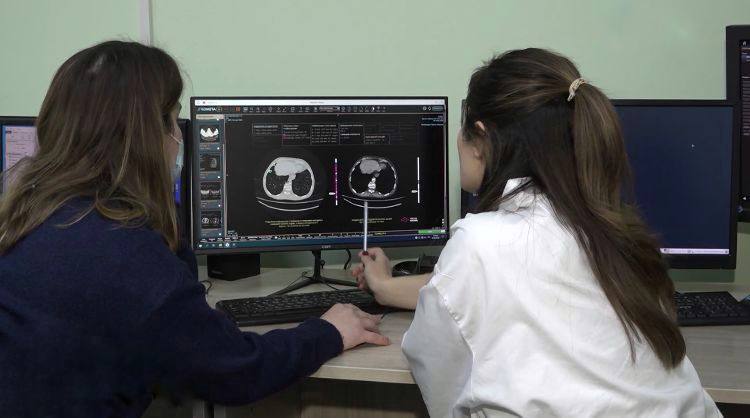 Свыше 31 тысячи исследований для более точной диагностики различных заболеваний провели североосетинские медики с помощью искусственного интеллекта за первое полугодие 2025 года Современные технологии помогают врачам определять патологии головного мозга, органов грудной клетки, расшифровывать результаты маммографии и флюорографии. Сами медики отмечают, что такая система значительно экономит время и снижает риск ошибки. Конечно, итоговый диагноз и схему лечения назначают врачи, но, работая в такой важной сфере как здравоохранение, помощью передовых технологий не стоит пренебрегать. Искусственный интеллект в работу наших медиков мы внедрили в прошлом году – начинали с исследований грудной клетки, теперь их спектр значительно расширился. Такая возможность у нас появилась благодаря национальному проекту «Здравоохранение. Продолжим улучшать качество оказания медицинской помощи уже по новому нацпроекту «Продолжительная и активная жизнь».