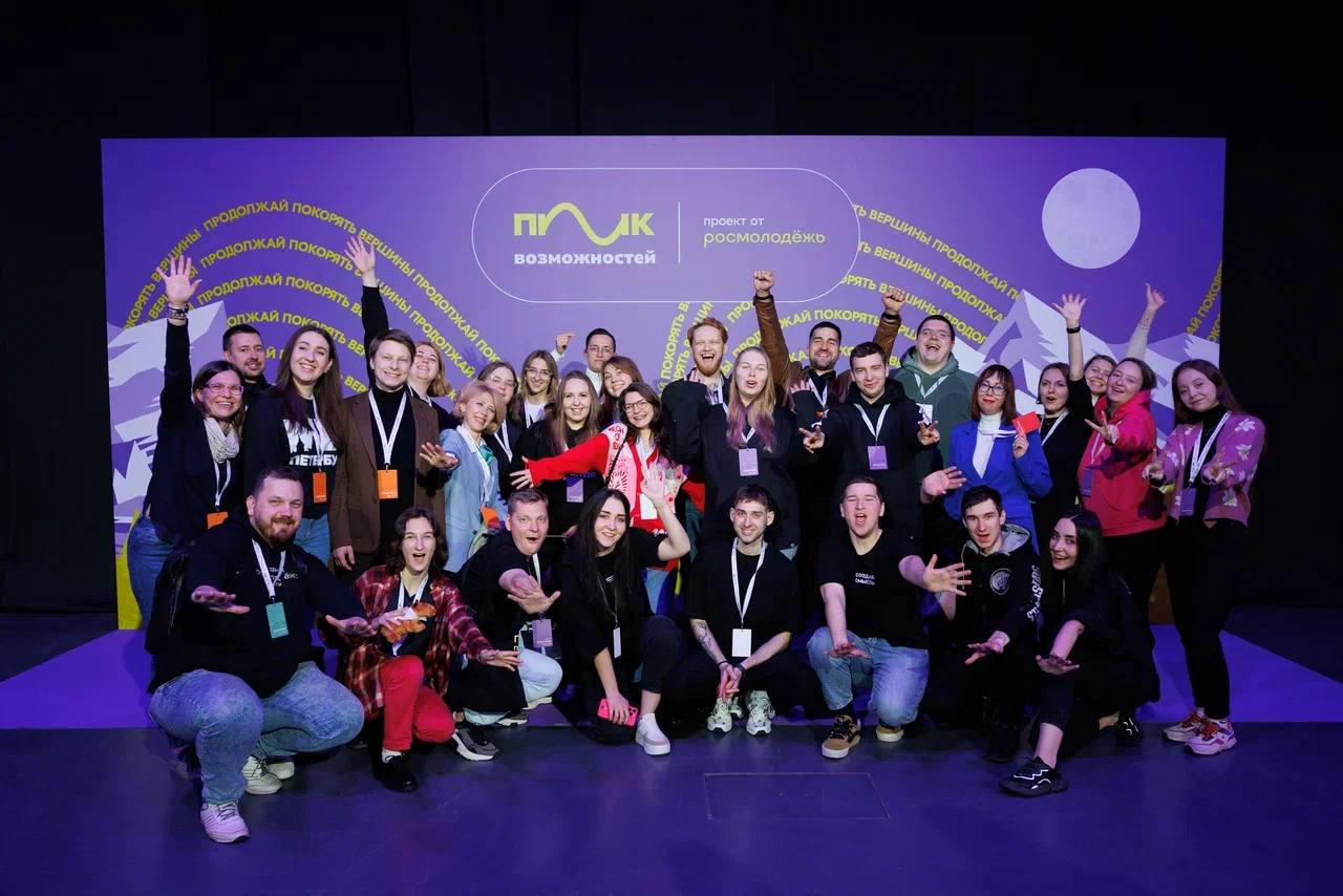 Дмитрий Чернышенко Грантовый конкурс Росмолодежи оказывает масштабную поддержку социальным инициативам Подведены итоги второго сезона конкурса Росмолодежь Гранты и конкурса в рамках молодежных форумов Участники представили более 11 тыс инициатив в 19 номинациях Также в сентябре и октябре были проведены грантовые конкурсы на более чем 30 молодежных площадках по всей стране 1341 проект был представлен на публичных защитах Грантовый конкурс Росмолодежи оказывает масштабную поддержку социальным инициативам нашей молодежи С 2025 года он входит в нацпроект Молодежь и дети который реализуется по поручению Президента Владимира Путина По результатам экспертной оценки гранты на общую сумму около 200 млн рублей получат 394 проекта подчеркнул Дмитрий Чернышенко Он отметил что в числе победителей инициативы по развитию инновационных решений таких как технологии 3D моделирования созданию креативных пространств и арт мастерских проведению семейных просветительских туров и спортивных мероприятий для детей и подростков находящихся в трудной жизненной ситуации Поздравляю ребят и желаю успешной реализации идей Пусть проекты способствуют развитию регионов и всей нашей страны обратился вице премьер Минимальная рекомендованная сумма гранта в этом сезоне составила 74 тыс рублей максимальная 1 млн рублей средняя 623 тыс рублей В топ 5 регионов по количеству заявленных проектов вошли республики Башкортостан Карелия и Татарстан а также Краснодарский и Пермский края При помощи грантового конкурса Росмолодежи ребята могут реализовывать свои идеи социально значимые инициативы и масштабировать свои авторские проекты По итогам двух сезонов этого года мы получили рекордное количество заявок более 30 тыс Это на 6 тыс проектов больше чем в 2024 году Впервые участниками стали граждане Абхазии Ребята представили проекты которые охватили практически весь спектр социально экономического развития и будут полезны для работы во всех регионах России отметил руководитель Росмолодежи Григорий Гуров  Конкурс проводился в 19 номинациях В 2025 году также была запущена специальная номинация Развивая атом для поддержки молодежных инициатив в атомной отрасли Она приурочена к году 80 летия атомной промышленности и Десятилетию науки и технологий Приказы об утверждении списка победителей конкурсов размещены на сайте Росмолодежи Те участники которые во втором сезоне грантового конкурса не получили поддержку могут запросить обратную связь до 16 ноября в разделе Мои заявки ФГАИС Молодежь России Обратная связь для участников публичных защит проходит по итогам каждого мероприятия Подписаться на Правительство России в MAX