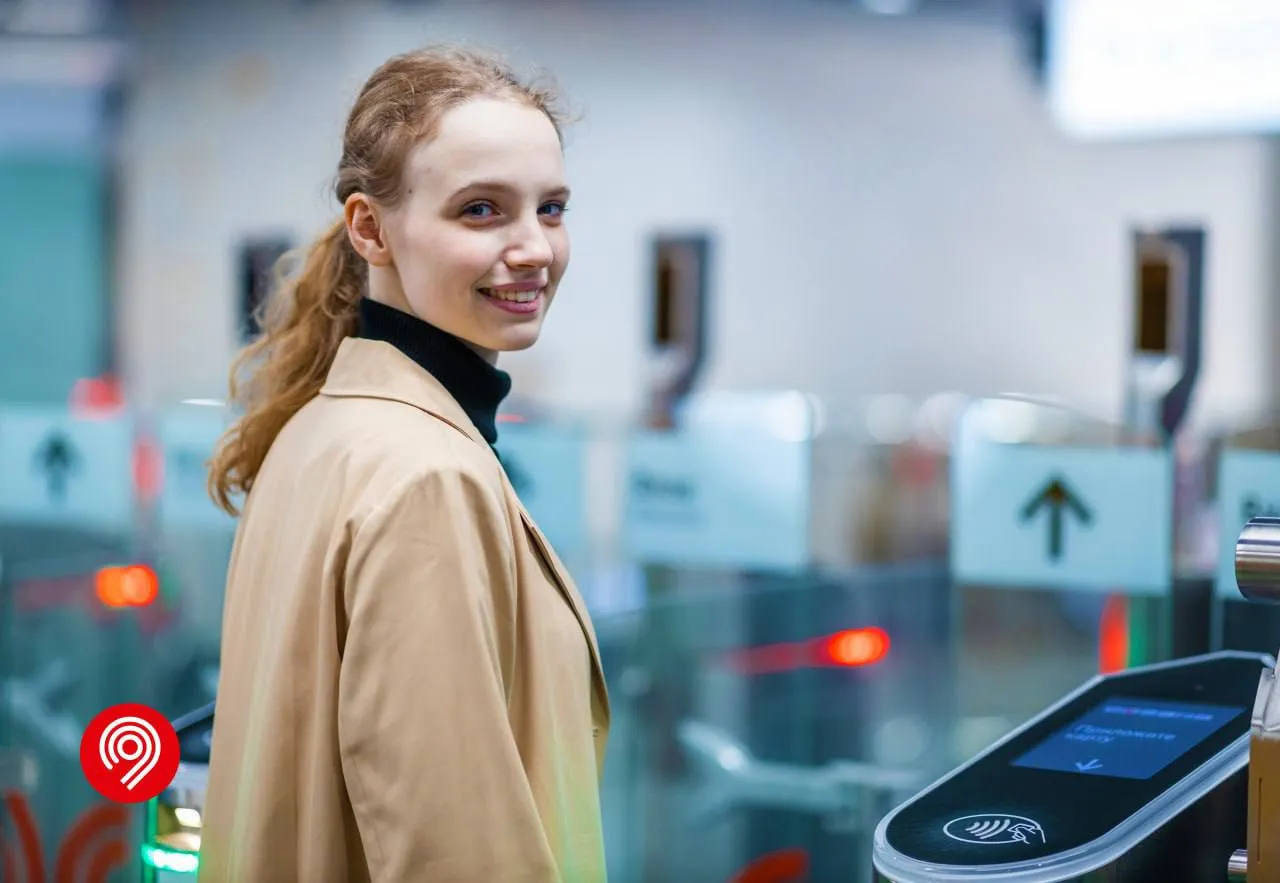В наземном транспорте Москвы начали тестировать оплату по биометрии Специалисты в закрытом режиме проверяют технологию в 18 автобусах на маршруте М53 Они тестируют два способа подтверждения поездки по Bluetooth метке и через камеры в салоне Оплата по биометрии доступна на всех станциях метро и МЦК речном транспорте и Аэроэкспрессе Подключиться к системе можно в приложении Метро Москвы Читайте новости столицы и не только в нашем канале в МАХ