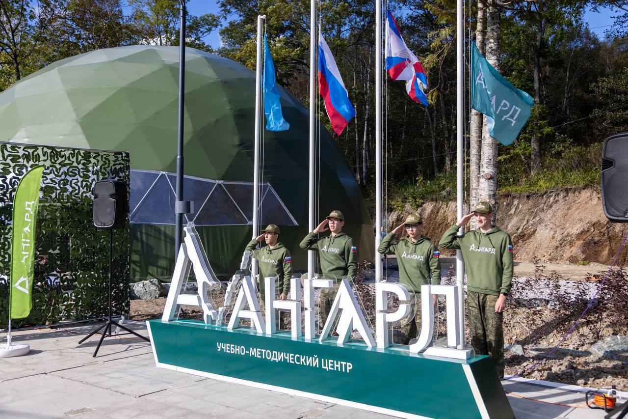 Сахалинская область на ПЕРВОМ месте в рейтинге регионов по военно-патриотическому воспитанию и подготовке призывников! Весной островной регион принимал делегацию во главе вице-адмиралом Владимиром Цимлянским. Несколько дней конкурсная комиссия оценивала работу островных учреждений патриотической направленности. Тогда Сахалин попал в ТОП-5 по стране. После этого комиссия оценила работу пяти лидеров рейтинга, и Сахалинская область уверенно опередила всех конкурентов, заняв почётное первое место На Сахалине и Курилах активно развивается патриотическое воспитание. В 2024 году в регионе прошло более 700 мероприятий на эту тему. В прошлом году вместе с региональным министром образования торжественно открывали и «заселяли» новый лагерь «Авангард». Своим впечатлением о лагере поделился и вице-адмирал Владимир Цимлянский: Что касается учебно-методического центра "Авангард", мы много где видели их работу, но у вас мы увидели центр таким, каким он должен быть. Это не просто общежитие, где за партами сидят ребята. Здесь мальчишки и девчонки проходят хорошую подготовку, требующую проявить себя, показать, на что они способны. И мы видели эти горящие глаза и с каким желанием ребята там работают. Всего в регионе 6 центров подготовки, где молодёжь осваивает: - Тактическую медицину - Управление БПЛА и связь - Топографию - Огневую и инженерную подготовку В качестве награды регион-победитель получает переходящий вымпел Минобороны РФ.