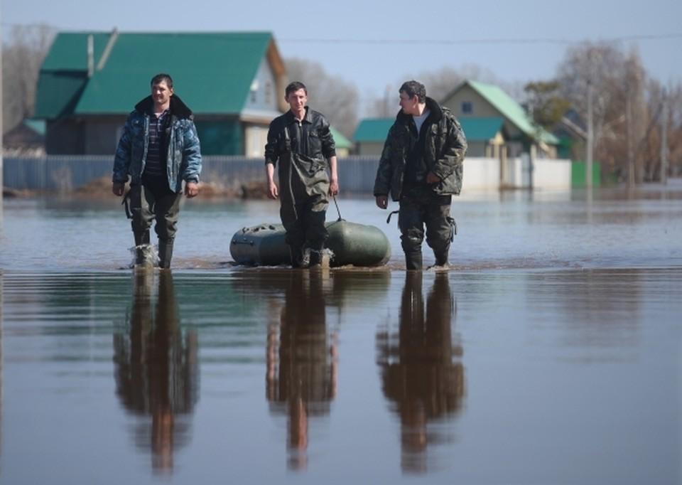 Риск затопления населенных пунктов Пермского края сохраняется Уровень воды в реках в ближайшие дни будет колебаться. На Каме, Колве, Вишере и Косьве в низменных местах продолжается подтопление. Особенно сложная ситуация возможна на реке Косьва. Кроме того, в начале недели из-за роста сбросов воды через плотину Камской ГЭС ожидается повышение уровня в Воткинском водохранилище. Подпишись на «КП-Пермь»