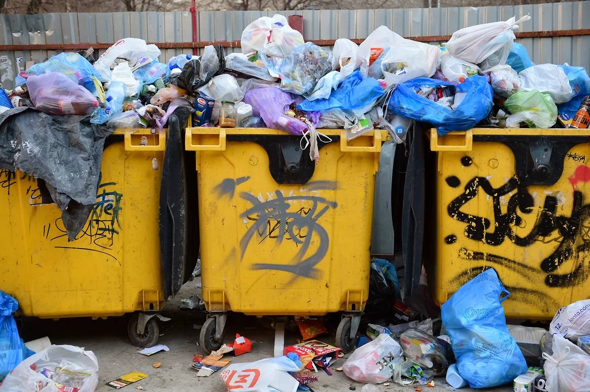 В Самарской области тариф на обращение с ТКО увеличился до 790 рублей В Самарской области с ноября 2025 года проиндексирован тариф на вывоз твердых коммунальных отходов Он установлен в размере 790 руб 10 коп за кубометр ТКО Об этом сообщил на оперативном совещании в региональном правительстве министр природных ресурсов и экологии Артем Ефимов По словам главы министерства до этого тарифы на обращение с ТКО в Самарской области пересматривали в 2019 год С тех пор в регионе выросли цены на топливо технику и оплату труда кроме того ужесточились экологические требования Артем Ефимов добавил что средний годовой рост тарифа за пять лет в Самарской области составит менее 6 это вдвое ниже уровня инфляции Для жителей индивидуальных домов в Самарской области плата за вывоз мусора составит 128 руб 33 коп в месяц на 33 руб больше чем в предыдущем периоде В многоквартирных домах в регионе плата за один квадратный метр установлена в размере 5 руб 99 коп Это на 1 руб 56 коп выше прежнего тарифа Министр отметил что новый тариф позволит увеличить долю перерабатываемых отходов в регионе С 1 января 2026 года в Самарской области закроется полигон Преображенка что по оценкам экспертов обойдется примерно в 8 руб с человека Заместитель председателя правительства Виталий Шабалатов добавил что новый тариф будет действовать до октября 2026 года Губернатор Вячеслав Федорищев поручил закрепить тариф минимум на год и рассмотреть возможность установления расценок на более долгосрочный период В августе 2025 года и региональный оператор по обращению с твердыми коммунальными отходами АО Экология обратился к подрядчикам транспортирующим ТКО с просьбой снизить цены на услуги на 32 8 на период до 31 октября 2025 года Компания объяснила необходимость этой меры сложной экономической ситуацией так как Комитет ценового регулирования по предписанию ФАС снизил тарифы на вывоз мусора kommersant volga