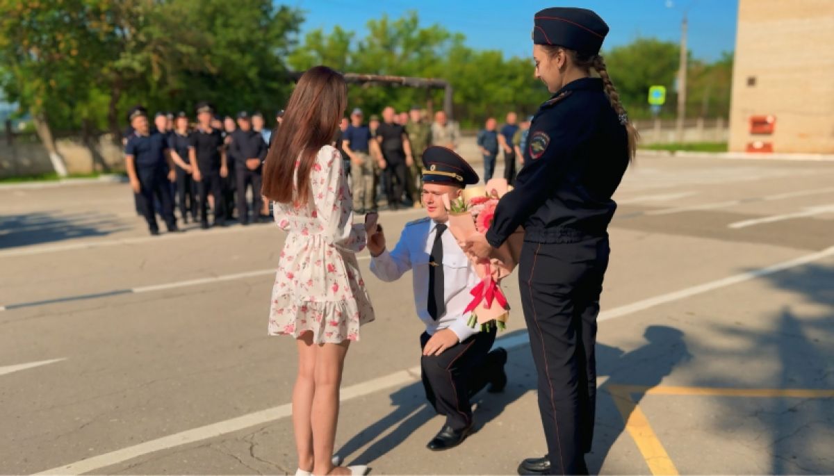 Сотрудник тульской полиции сделал предложение возлюбленной во время построения на плацу в День семьи, любви и верности 8 июля, в День семьи, любви и верности, утреннее построение в Центре профессиональной подготовки УМВД России по Тульской области завершилось трогательным событием. Младший сержант полиции Максим Зенкин, слушатель ЦПП, сделал предложение своей возлюбленной Полине. ↗ Прислать новость Подписаться