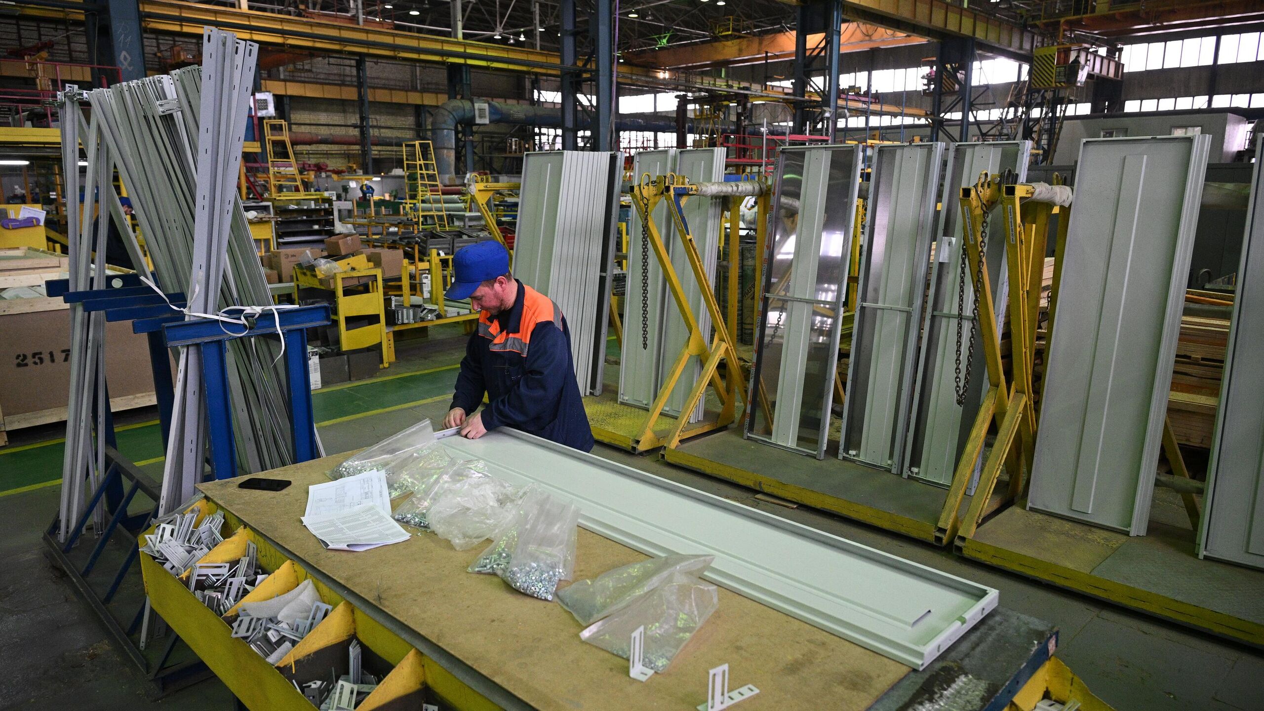 Механизм сверхурочной работы будет активно востребован в промышленности сельском хозяйстве а также в торговле общепите гостиничном бизнесе такое мнение высказал РИА Новости старший научный сотрудник лаборатории структурных исследований Президентской академии РАНХиГС Владимир Еремкин Минэкономразвития совместно с Минтрудом подготовили поправки в Трудовой кодекс РФ направленные на повышение гибкости трудовых отношений на фоне дефицита кадров на рынке труда в стране Одно из ключевых предложений увеличение максимального порога сверхурочной работы которую работник может выполнить за календарный год вдвое до 240 часов По словам Еремкина интерес отдельных работодателей к новым правилам будет высоким поскольку позволит привлечь к сверхурочной работе значительные трудовые ресурсы