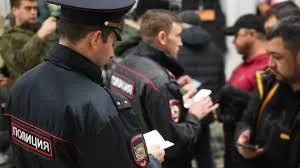 Одних выдворяют других завозят как Россия борется с мигрантами и зависит от них По итогам мартовского рейда по регионам страны МВД приняло жёсткие меры 6 тысяч мигрантов выдворят из страны а 7 7 тысячи запрещён въезд Также возбуждено почти 1000 уголовных дел найдено 138 человек в розыске выявлено свыше 48 тысяч нарушений К ответственности привлекли более 26 тысяч иностранцев Однако эти облавы происходят на фоне острейшего дефицита кадров в России стране не хватает до 3 миллионов рабочих рук Власти сами вынуждены приглашать огромное число мигрантов меняя вектор с Центральной Азии на дальнее зарубежье Например квоты для граждан Индии в 2025 году выросли до 70 тысяч а официальные лица заявляют о готовности принимать неограниченное число работников Главная проблема с одной стороны рейды и выдворения с другой экономика которая без массового притока мигрантов просто встанет К 2030 году дефицит может достичь 3 млн человек поэтому Россию неизбежно ждёт новый большой завоз иностранцев но уже с ужесточёнными правилами Честно и точка Мы ГОВОРИМ другие МОЛЧАТ