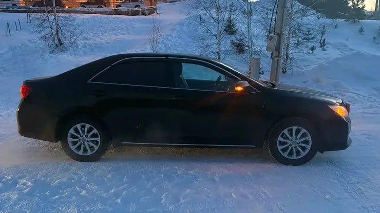 Девятилетний мальчик съехал с горки прямо под колеса легковушки в Бородино Как уточнили в Госавтоинспекции выезд с горки выходил прямо на проезжую часть Съехав по льду мальчик оказался под колесами автомобиля Toyota Camry которой управлял 42 летний мужчина В итоге ребенка госпитализировали с травмами Полиция напоминает что зимние горки выходящие на проезжую часть представляют смертельную опасность для детей Родителей призывают контролировать досуг детей и объяснять им правила безопасного поведения на горках Фото Telegram канал 24 ГОСАВТОИНСПЕКЦИЯ   Подписаться на sibnovosti ru предложить новость