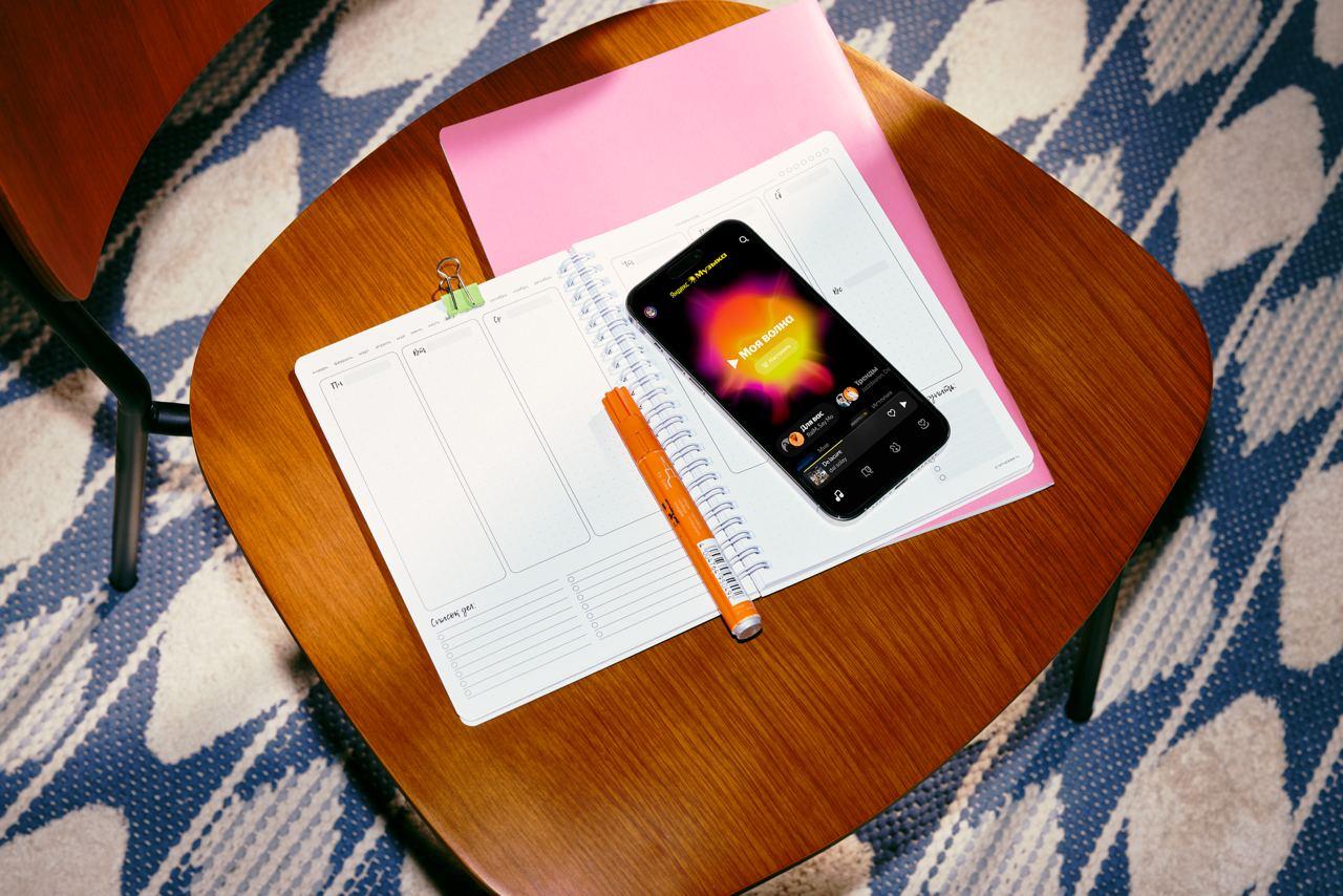 Локальные артисты драйвят рынок музыкального стриминга в России В 2025 году его объем достиг 46 млрд рублей прибавив 23 год к году оценивает руководитель Яндекс Музыки Александра Сагалович Согласно прогнозу сервиса в 2026 году индустрия сохранит двузначные темпы роста в районе 20 Небольшое замедление динамики роста в будущем году объясняется естественным насыщением стримингами уже пользуется каждый второй житель страны а треть платит за подписку согласно данным ICMR Именно подписная модель генерирует 98 2 доходов участников рынка Среди ключевых драйверов рынка отмечается взрывной рост локальной сцены количество новой музыки у локальных исполнителей увеличилось на 54 по сравнению с 2024 годом Кроме этого в числе факторов роста отдельно выделяют искусственный интеллект в рекомендациях ИИ рекомендации положительно влияют на вовлечение и удержание пользователей в подписку что напрямую влияет на доходы музыкальных стримингов