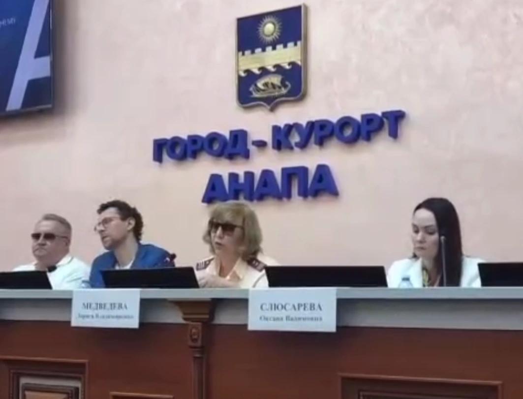 ⏺ Уволилась глава анапского Роспотребнадзора Лариса Медведева. Почему? 3 июля в сети появились видео с Медведевой, в которых она заявила, что данные о состоянии воды и грунта, в том числе на курорте, не будут публиковать в общий доступ «как бы не кричали». Эти слова, по мнению СМИ, стали причиной её увольнения. Сегодня в краевом оперштабе сообщили, что Медведева уволена из-за выхода на пенсию по возрасту. Новости Краснодара