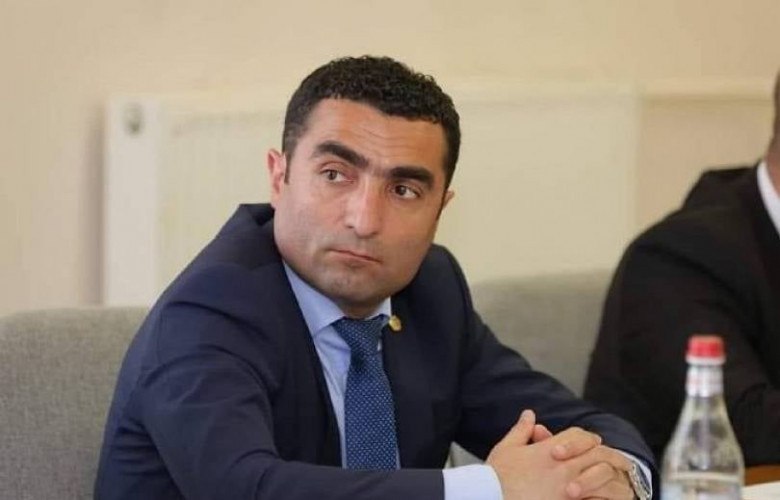 Решением премьер-министра Никола Пашиняна Романос Петросян освобожден от должности начальника Службы государственного надзора Республики Армения.  Тем же решением ВРИО начальника Службы государственного надзора назначен замначальника Роберт Базикян.