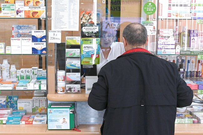 В России предлагают ввести новый инструмент адресной социальной помощи для малоимущих граждан и людей оказавшихся в трудной жизненной ситуации Этому посвящен внесенный в Госдуму законопроект Если он будет принят граждане смогут рассчитывать на получение лекарственных сертификатов Получателями поддержки могут стать те чей доход не превышает прожиточный минимум Сертификат позволит приобрести необходимые препараты для медицинского применения на фиксированную сумму эквивалентную 25 прожиточного минимума по России примерно 4 5 тысячи рублей в месяц Фото РИА Новости Подписаться на Российскую газету в Читать нас в MAX