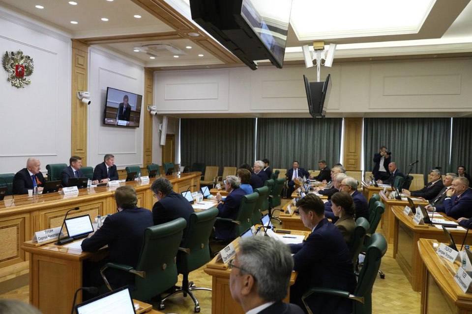 Глава Волгограда Владимир Марченко участвует в расширенных заседаниях комитетов Совета Федерации РФ В Москве рассмотрят развитие различных отраслей Волгоградской области. Глава Волгограда Владимир Марченко вместе с членами делегации Волгоградской области находится в Москве, где проходят расширенные заседания комитетов Совета Федерации РФ. Трехдневная программа включает в себя рассмотрение вопросов модернизации ЖКХ и развития в Волгоградской области инфраструктуры в сфере образования и культуры. Представители региона представят собравшимся опыт Волгоградской области по развитию международных связей и др. 20 мая состоится «час субъекта Российской Федерации», на котором губернатор Волгоградской области Андрей Бочаров и спикер Волгоградской облдумы Думы Александр Блошкин выступят с докладами о социально-экономическом положении и перспективах развития региона. Будет изложен опыт реализации нацпроектов и госпрограмм. В рамках мероприятия в верхней палате парламента работает выставка Волгоградской области. В ней представлены достижения в промышленной, аграрной, культурной, образовательной, медицинской, строительной, дорожной и других сферах, а также проекты перспективного развития.
