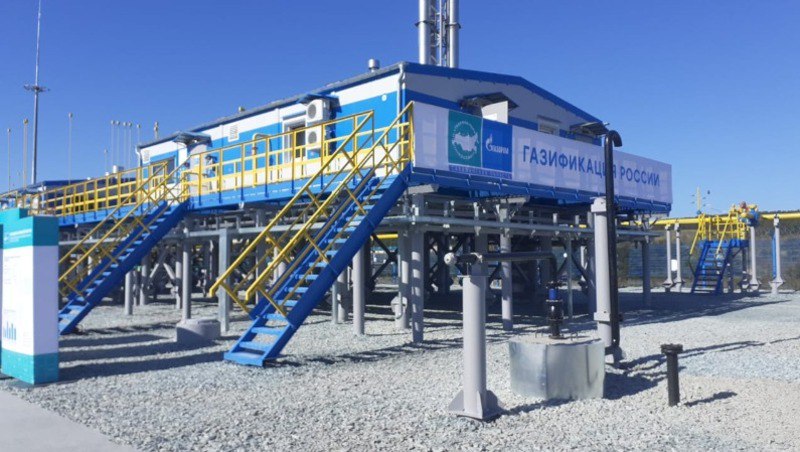 Уровень газификации Сахалина вырос до 64,34% Уровень газификации Сахалина в 2025 году увеличился до 64,34%. Сахалин стал первым регионом России с системой учета выбросов для торговли углеродными единицами. Федеральный закон, принятый в 2021 году, который закрепил правовые нормы для климатических проектов и отчетности в сфере выбросов парниковых газов. За год на природный газ переведены 39 котельных и около 8,8 тысячи домовладений. Автопарк пополнился газифицированными автомобилями более 6 тысяч и 367 автобусами. Газификация Сахалина является частью климатического эксперимента для снижения углеродного следа. Итоги программы подведут в рамках Восточного экономического форума на международном форуме «Острова устойчивого развития», который пройдет на Сахалине 1–2 августа. #Сахалин