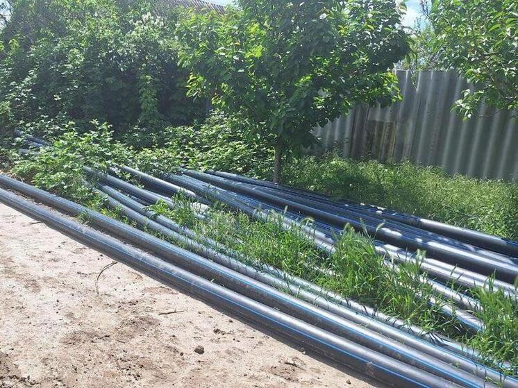 В Мелитополе на 90% завершён капремонт водопровода на улице Крымская Специалисты заменили 800 метров старой стальной трубы диаметром 100 мм на современную полиэтиленовую трубу диаметром 110 мм. Сейчас продолжается переключение абонентов. Работы идут в рамках соглашения с Архангельской областью и уже близки к завершению.