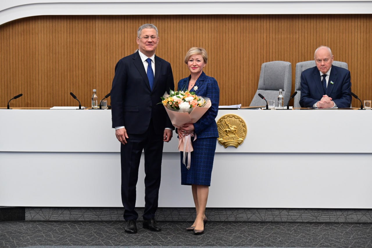 Министр семьи труда и социальной защиты населения республики Ленара Иванова покидает пост Она продолжит работу в Госсобрании Курултае Башкортостана Радий Хабиров поблагодарил Ленару Иванову за многолетнюю плодотворную государственную деятельность и вручил орден Салавата Юлаева Возглавит ведомство Ольга Кабанова до настоящего времени она работала первым заместителем министра Новые задачи новые горизонты Желаем успехов Кадровые изменения в составе Правительства озвучил Радий Хабиров на оперативном совещании оперативкаХабирова Башкортостан сегодня в MAX