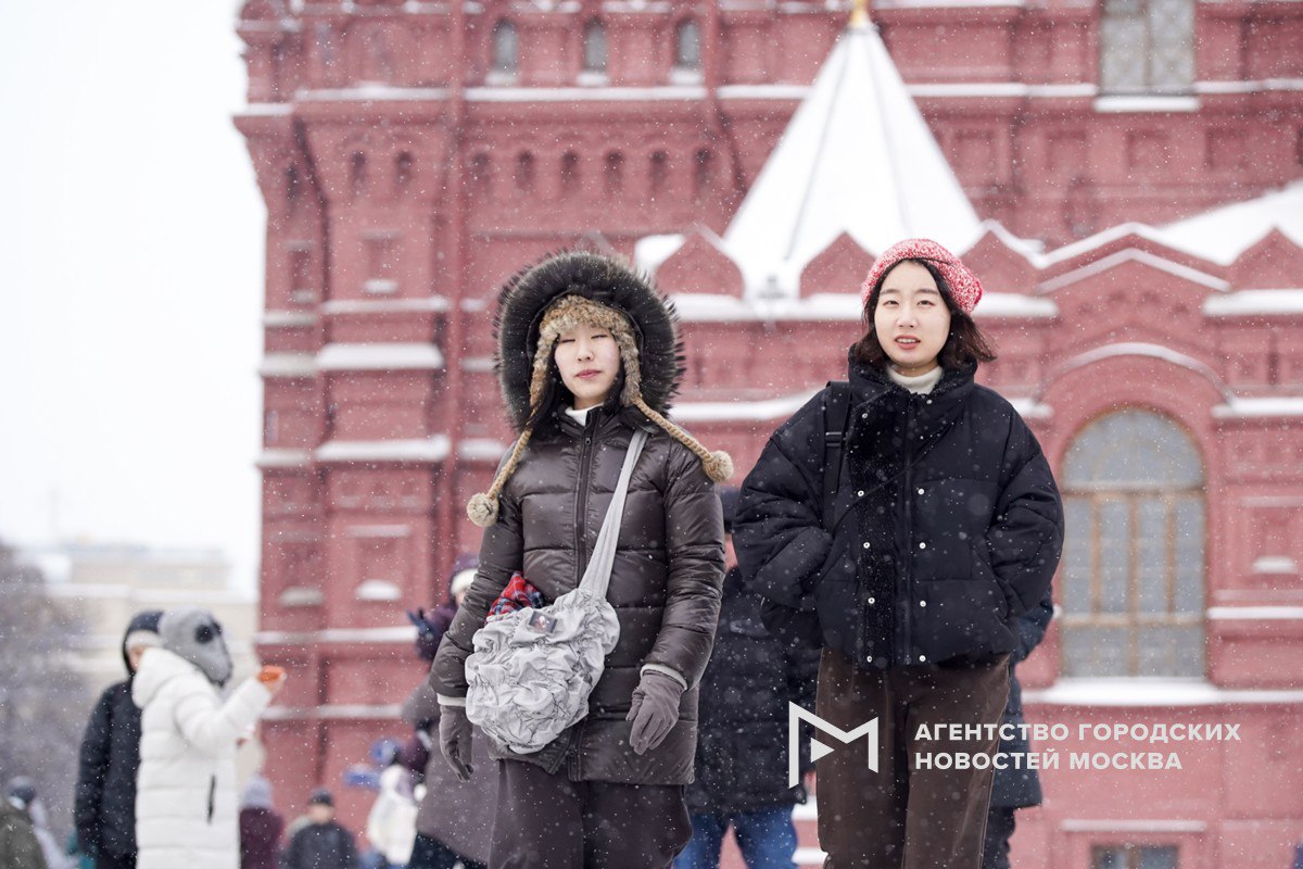 Снегопады принесли в Москву настоящую русскую зиму благодаря чему поток туристов из Юго Восточной Азии и стран Персидского залива в город вырос в январе Россиян обилием снега особо не удивишь а вот для иностранцев это настоящая экзотика отметили в беседе с Агентством Москва в РСТ В связи с этим наблюдается устойчивый рост спроса на зимние заезды в самые ближайшие дни от самых разных рынков Подпишись на Агентство Москва