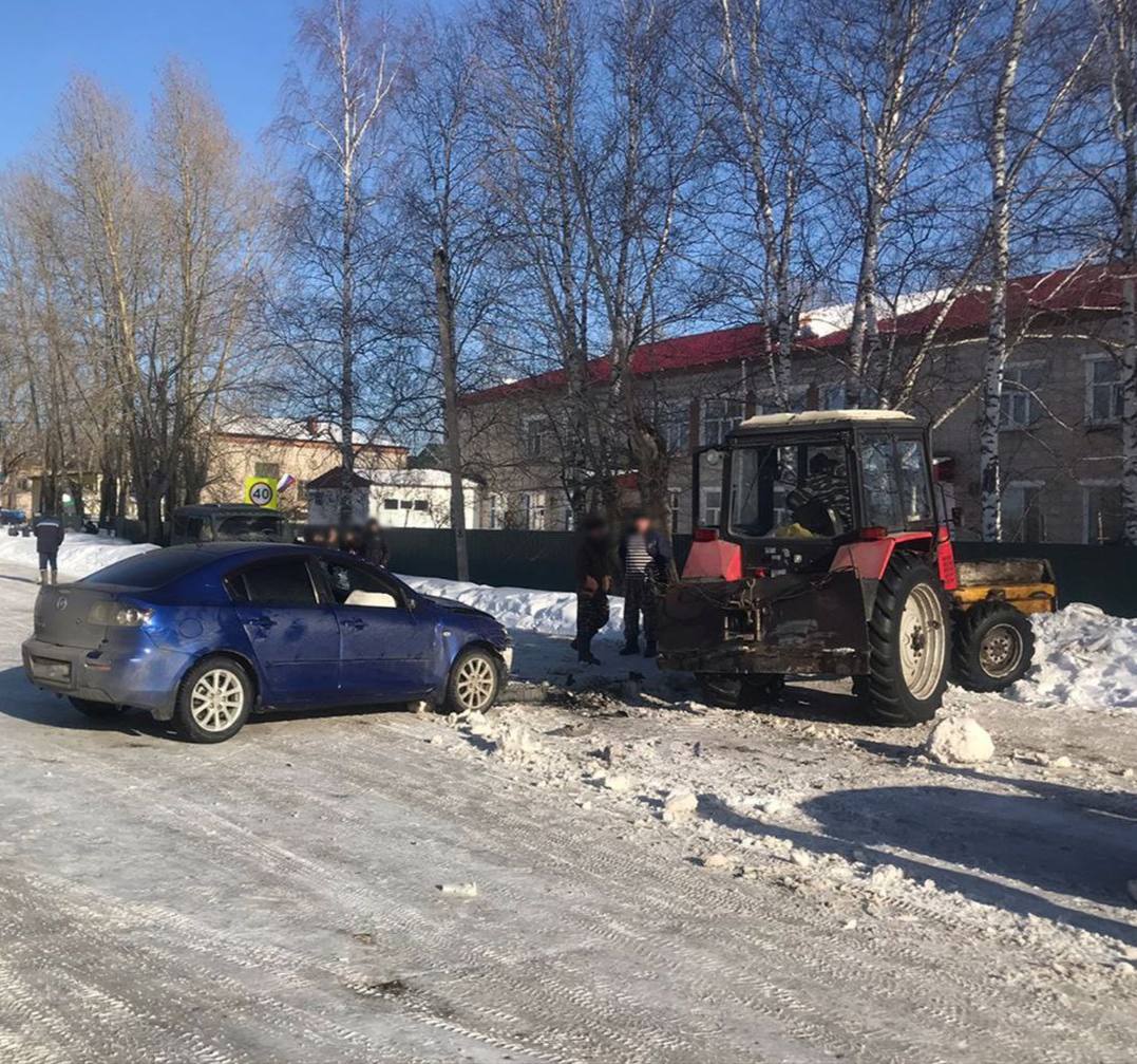 В с. Октябрьское, произошло столкновение двух встречных транспортных средств   автомобиль "Мазда" и трактор "Беларус" .   33-летний  водитель автомобиля "Мазда" от прохождения  медицинского освидетельствования на состояние опьянения отказался.   В результате происшествия пострадавших нет, причинён материальный ущерб.  Проводится проверка, устанавливаются обстоятельства произошедшего.