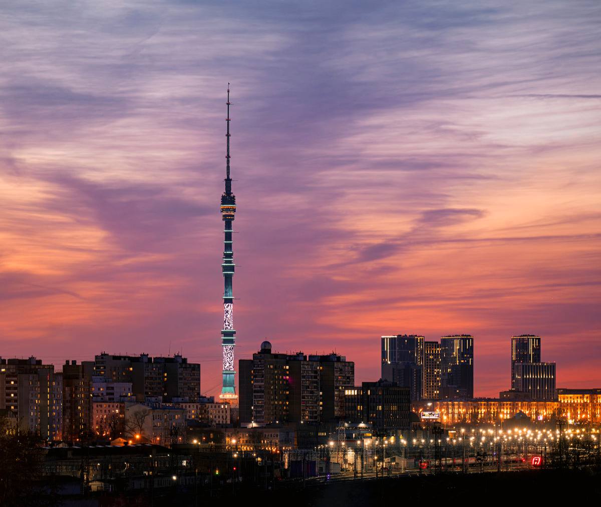 День в истории России 5 ноября 1967 года в Москве была открыта Останкинская телебашня один из самых узнаваемых архитектурных символов России На всесоюзный конкурс объявленный Министерством связи было представлено около 40 проектов металлических башен На тот момент башня была самым высоким сооружением в мире 540 метров Ее построили по проекту инженера Николая Никитина вдохновленного формой перевернутого ландыша Останкинская башня стала не просто телецентром а настоящим окном в мир с нее впервые передавались масштабные трансляции от парадов до Олимпийских игр Сегодня Останкинская телебашня безальтернативный флагман отечественного телерадиовещания и популярное туристическое место столицы