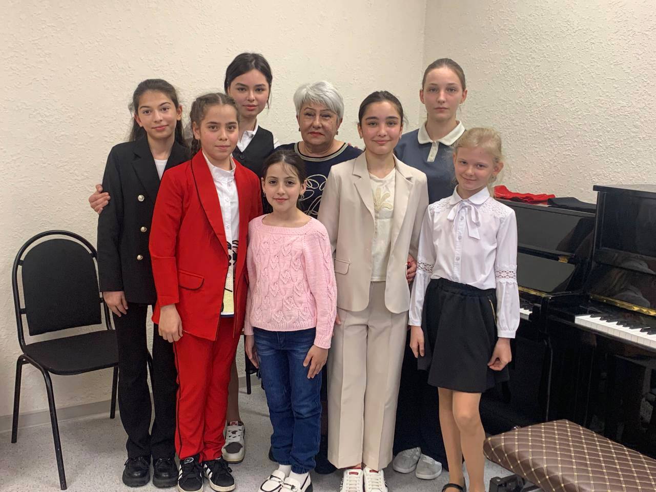 17 человек будет трудоустроено по программе Земский работник культуры в 2026 году  В Северной Осетии определят 17 специалистов которые станут частью культурной жизни малых городов и сёл Северной Осетии и получат единовременную выплату в размере одного миллиона рублей По условиям программы специалисты обязуются проработать на новых местах не менее пяти лет Полученные средства могут быть потрачены по усмотрению работников без каких либо ограничений Отметим в 2025 году по программе Земский работник культуры в Северной Осетии трудоустроено 7 человек Программа соответствует целям и задачам национального проекта Семья Подписывайтесь на наш канал в МАХ