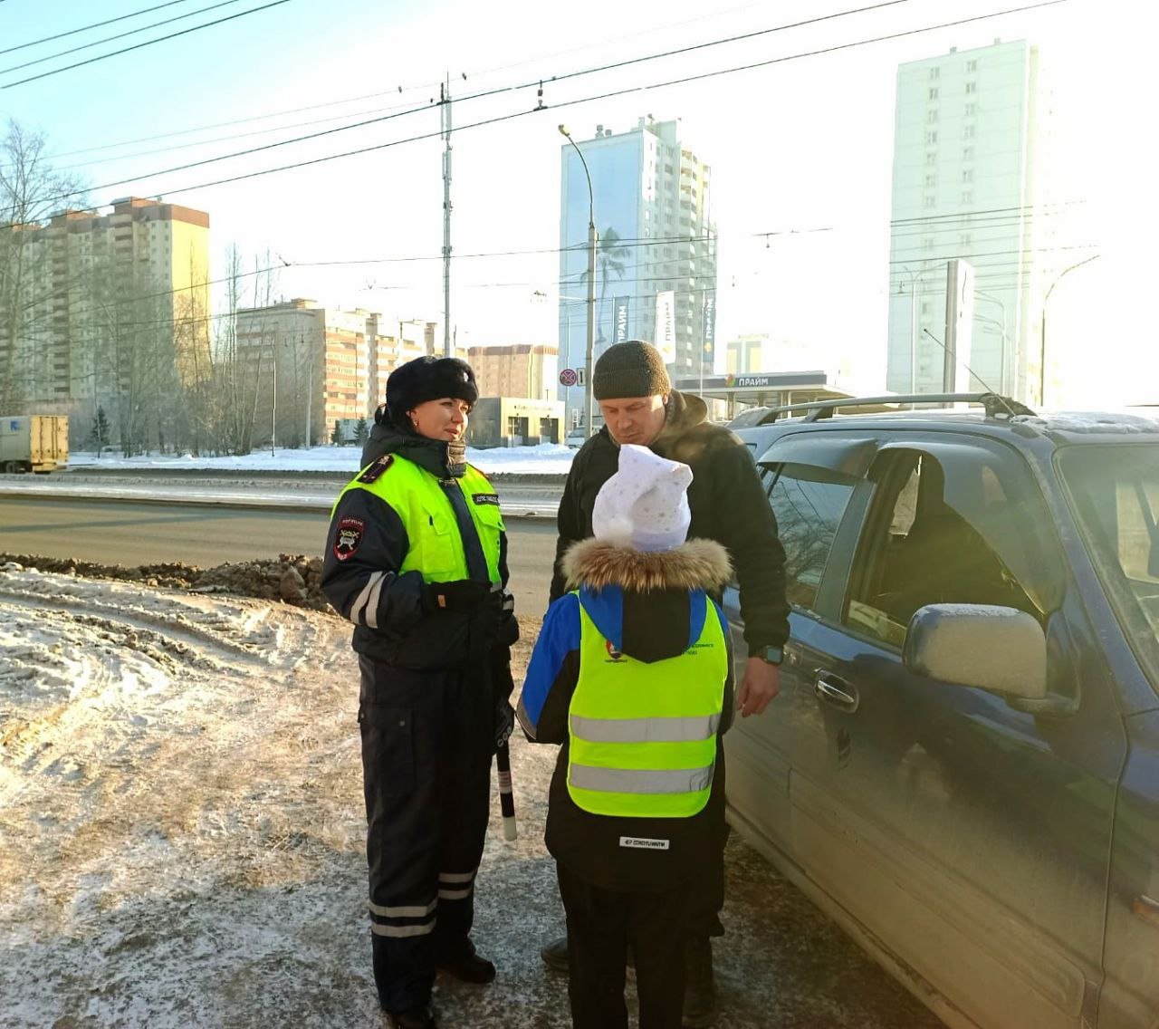 Госавтоинспекция города Новосибирска провели профилактическую акцию «Внимание, зимние каникулы!».  Сотрудники Госавтоинспекции на территории Кировского района совместно с  ЮИД МБОУ СОШ 198, напомнили водителям о соблюдении скоростного режима, внимательности во время подъезда к пешеходному переходу, а также безопасной перевозке пассажиров. Водители пообещали ребятам соблюдать правила дорожного движения.