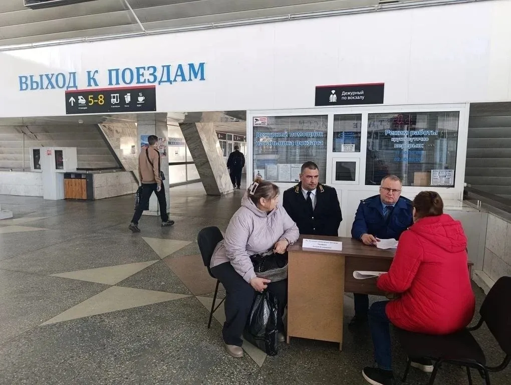 Луганской транспортной прокуратурой проведен прием граждан на железнодорожном вокзале г Луганска К заместителю транспортного прокурора обратились граждане по вопросам соблюдения прав пассажиров правил перевозки багажа отсутствия остановочных павильонов льготного проезда отдельных категорий лиц Заявителям даны разъяснения положений федерального законодательства по принятым обращениям организованы проверочные мероприятия результаты которых поставлены на контроль руководства прокуратуры