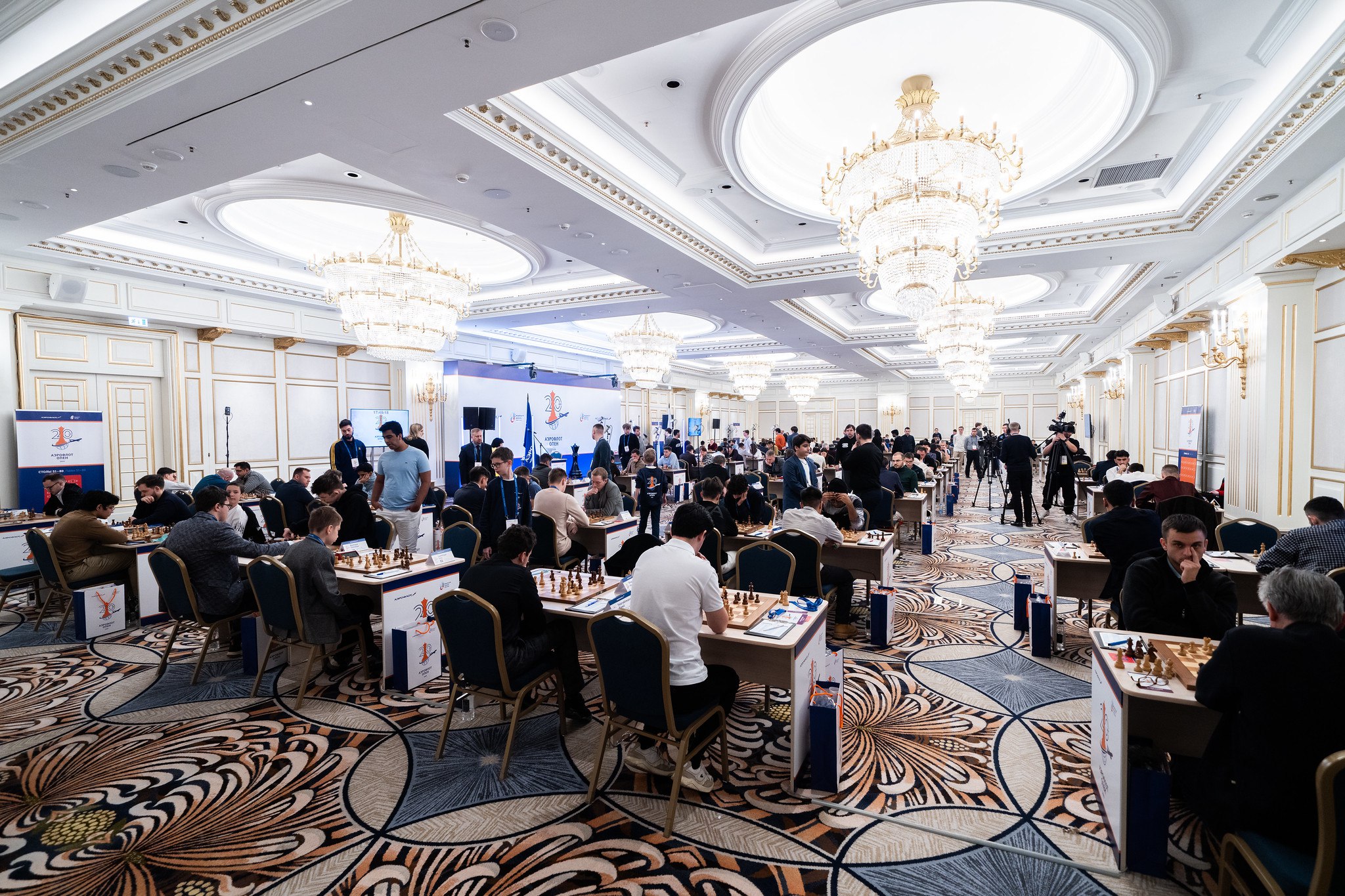 XXI Международный шахматный фестиваль Аэрофлот Опен 2026 пройдет с 27 февраля по 6 марта Местом проведения третий год подряд станет один из самых престижных отелей российской столицы The Carlton Moscow ул Тверская 3 ст метро Охотный ряд Турнир вошел в FIDE Circuit 2026 2027 эта серия соревнований является частью цикла чемпионата мира Фестиваль пройдет в формате быстрой классики с контролем времени 60 минут плюс 30 секунд добавления за ход 60 30 В течение игровых дней с 28 февраля по 5 марта запланировано три турнира Турнир А Аэрофлот Опен опен турнир для участников с рейтингом 2300 и выше на 1 января 2026 Турнир Б Аэрофлот Опен Дети среди мальчиков и девочек до 13 лет 2014 г р и моложе Турнир В Аэрофлот Опен Легенды состав участников соревнования формируется по персональным приглашениям Оргкомитета Для участия в турнире А зарегистрировались победитель Аэрофлот Опен 2025 Ян Непомнящий рейтинг на 01 02 2026 2723 Россия призер Аэрофлот Опен 2024 и 2025 годов Андрей Есипенко 2698 Россия известные гроссмейстеры Даниил Дубов 2672 Россия Александр Грищук 2645 Россия Раунак Садхвани 2638 Индия Айк Мартиросян 2626 Армения Алексей Гребнев 2621 Россия Евгений Наер 2619 Россия Арам Акопян 2619 Армения Александр Рязанцев 2612 Россия Леон Люк Мендонка 2610 Индия Максим Матлаков 2609 Россия Сунилдут Лина Нараянан 2608 Индия Санан Сюгиров 2608 Венгрия и другие титулованные шахматисты В турнире впервые примет участие аргентинский вундеркинд Фаустино Оро 2516 который будет стараться выполнить последний третий балл для гроссмейстерской нормы Отметим что на Аэрофлот Опен установлены автоматические нормы Международный гроссмейстер и Международный мастер Общий гарантированный призовой фонд фестиваля составляет 20 000 000 рублей с учетом всех налогов Международный шахматный турнир Аэрофлот Опен проводится Федерацией шахмат России и Министерством спорта Российской Федерации при поддержке титульного партнера мероприятия компании ПАО Аэрофлот Информационный партнер турнира социальная сеть Одноклассники По вопросам аккредитации СМИ на фестиваль следует обращаться по адресу электронной почты press ruchess ru Павел Иовик Этери Кублашвили