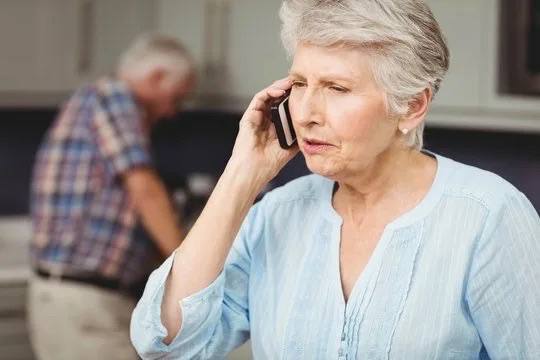 В России появятся телефоны доверия для пенсионеров Пожилые люди смогут обращаться на горячие линии за помощью в случаях жестокого обращения Программу планируют запустить во всех регионах с 2026 по 2030 годы Кроме того с 2027 года начнут открывать кризисные центры для женщин и пожилых граждан пострадавших от насилия Власти рассчитывают что это поможет снизить число подобных случаев Кубанские Новости   Мы в MAX