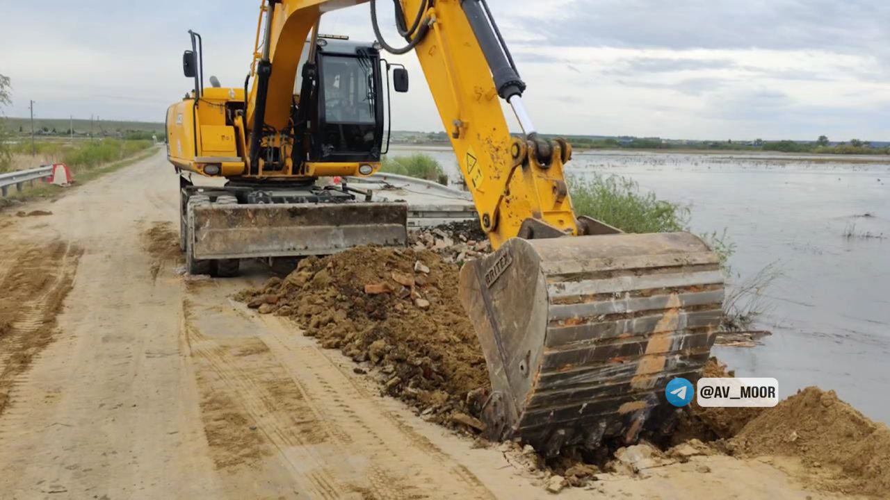 Наконец-то вода в Казанском районе отступила до уровня, когда можно запускать движение по восстановленным участкам дорог. Губернатор Александр Моор рассказал в своём канале, где ремонтные работы уже проведены и движение транспорта возобновилось.