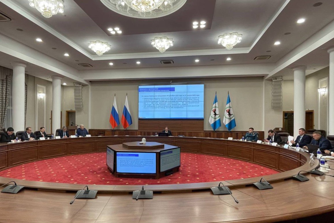В Правительстве Иркутской области обсудили работу коммунальных и дорожных служб в праздничный период Первый заместитель Губернатора региона Роман Колесов провел заседание региональной КЧС От бесперебойного энергоснабжения устойчивой работы тепловых сетей состояния дорог оперативного устранения любых нештатных ситуаций во многом зависит насколько спокойно светло и радостно пройдут праздничные дни для тысяч людей Максимальная координация между службами готовность сил и средств к немедленному реагированию позволят нам не допустить сбоев в работе систем жизнеобеспечения а в случае возникновения нештатных ситуаций оперативно и эффективно устранить их последствия отметил Роман Колесов Для своевременного реагирования на происшествия на объектах топливно энергетического комплекса и жилищно коммунального хозяйства Приангарья сформировано 811 бригад 3707 человек и 1319 единиц техники аварийно технический запас имеются 1166 резервных источников электропитания различной мощности В электросетевом комплексе региона реагировать на нештатные ситуации готовы более 2 3 тыс человек и 1000 единиц техники На время восстановительных работ есть 38 резервных источников суммарной мощностью 11 3 МВт На дорогах федерального регионального и межмуниципального значения сформированы рабочие бригады и обеспечены запасы противогололедных материалов На участке федеральной трассы Р 258 Южный Байкал в Слюдянском районе задействовано более 22 единиц спецтехники На участках трасс Р 255 Сибирь Р 258 Байкал и А 331 Вилюй которые обслуживает ФКУ Упрдор Прибайкалье для работ по зимнему содержанию подготовлено 187 единиц спецтехники На автодорогах регионального значения в готовности находятся более 200 единиц техники   27 и 28 декабря в Иркутской области ожидаются снегопады усиление северо западного ветра до 15 20 м с в северных районах местами до 21 23 м с метели В крайних северных районах ночью ожидается до 35 45 днём до 30 38   31 декабря температура днем составит 18 23 местами 28 33 на крайнем севере до 41 1 января температура будет понижаться ночью до 28 35 днём 1 января 20 25 местами по северу 30 40 В Иркутске 31 декабря и 1 января небольшой снег температура днем 31 декабря 17 19 ночью 1 января ожидается понижение до 25 В январе 2026 года средняя месячная температура воздуха по области ожидается на 1 2º выше средних многолетних значений Подписывайтесь на Правительство Иркутской области в МАХ