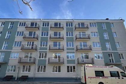 В Мариуполе закончился ремонт детской амбулатории на улице Орджоникидзе. Работы проводились строителями из Курской области. До начала ремонта здание имело значительный физический износ, составляющий около 70%. Сначала специалисты устранили опасность обрушения, а затем провели демонтаж поврежденных конструкций и восстановили кирпичную кладку. Также обновили фасад с утеплением и завершили отделку помещений, включая ремонт лестничных маршей.
